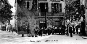 Cuers, carte postale reprsentant l'htel de ville