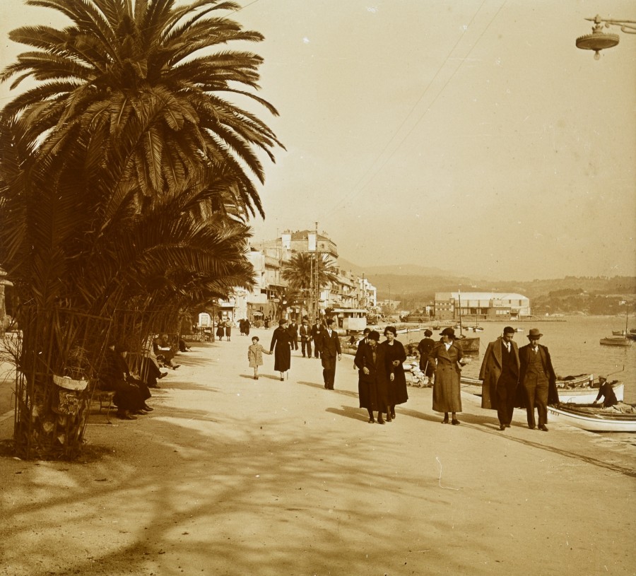 Promeneurs sur le port de Bandol