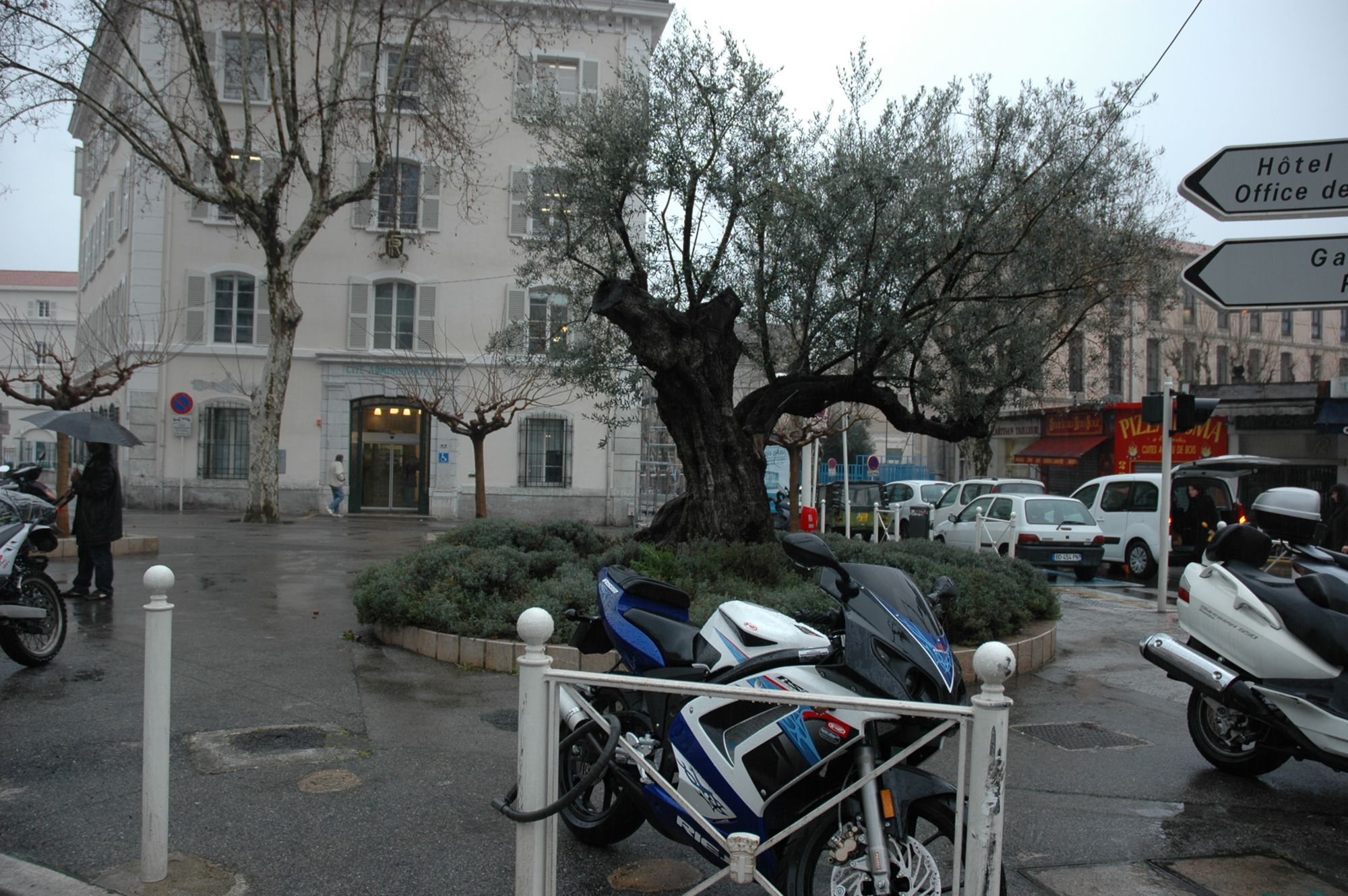 Photographie de la place Noël Blache, à Toulon.