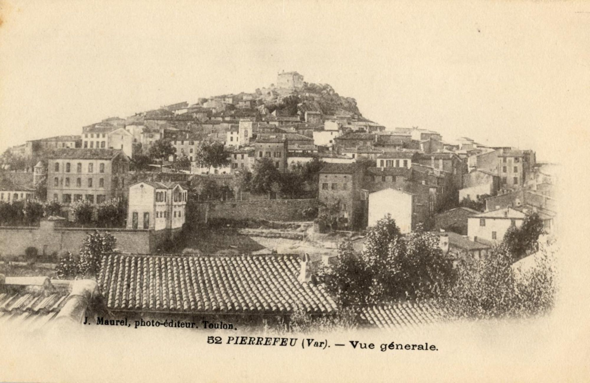 Pierrefeu, vue générale du village - Carte postale