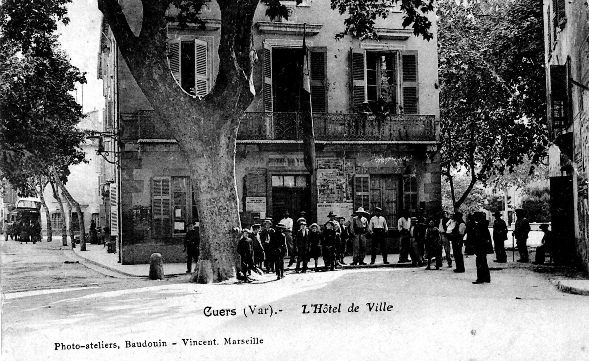 Cuers, carte postale représentant l'hôtel de ville