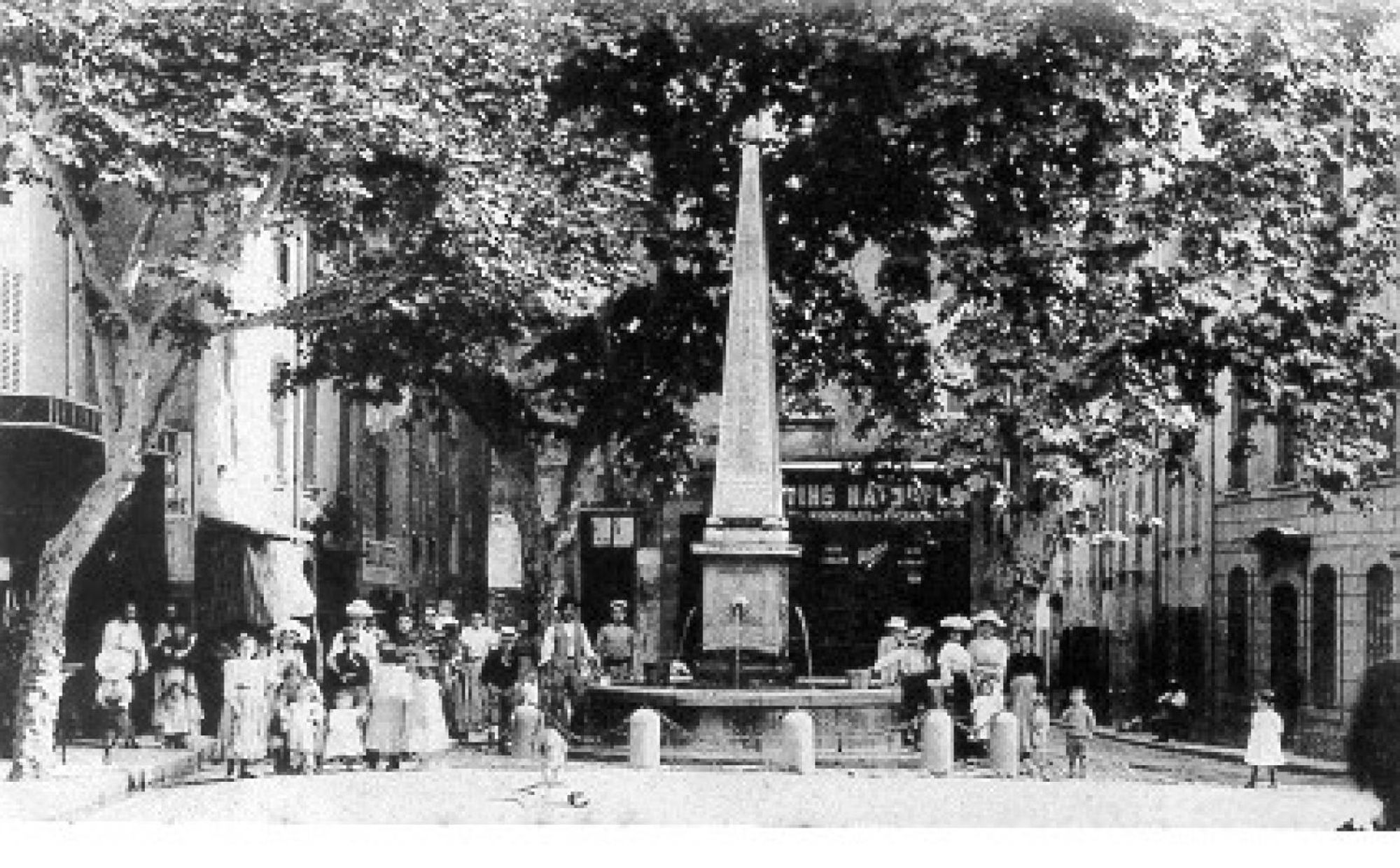 La Valette, entrée de la ville avec une vue sur le Coudon en arrière plan et fontaine longue