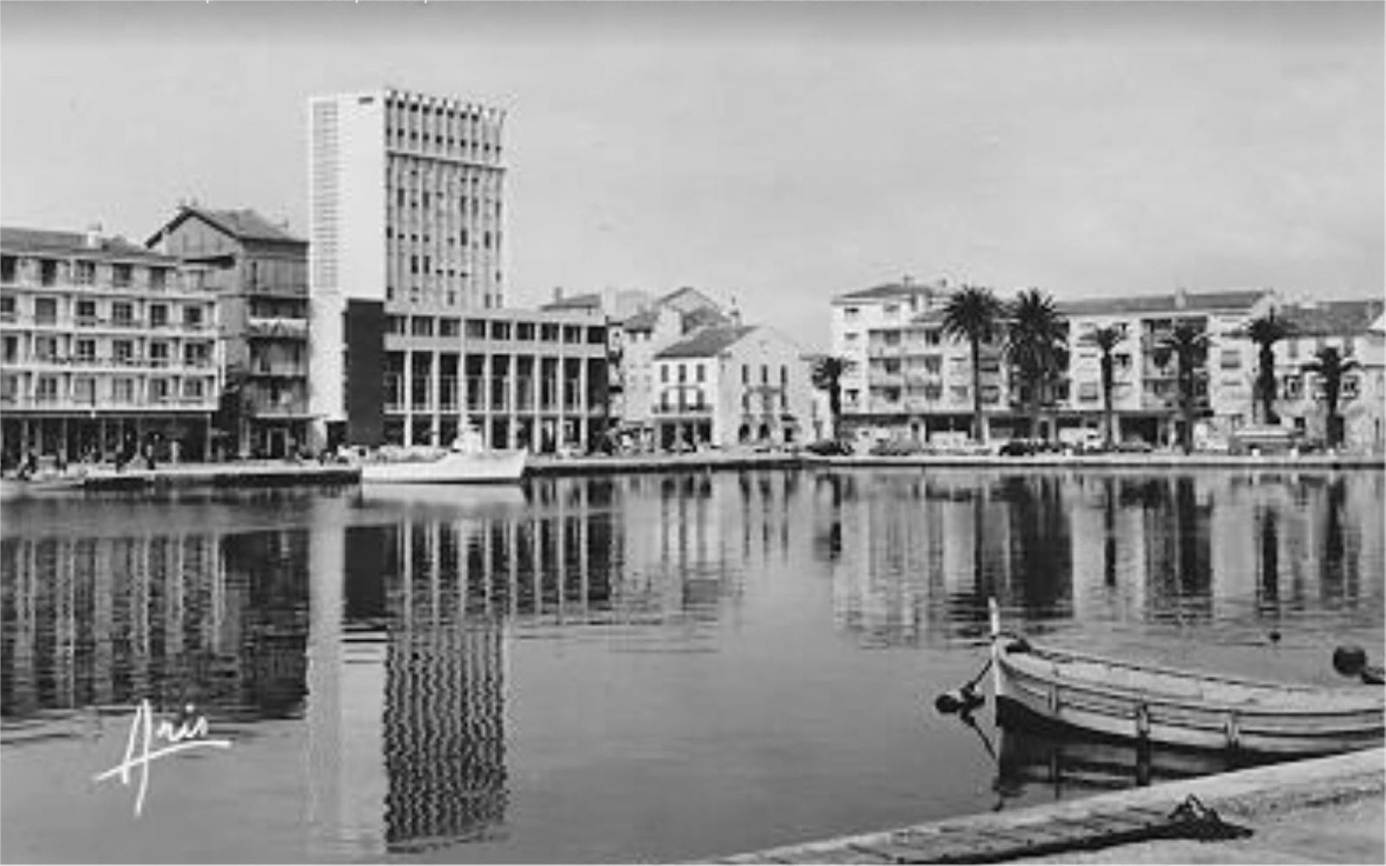 Vue générale, mairie et ses environs (mi XXe siècle)