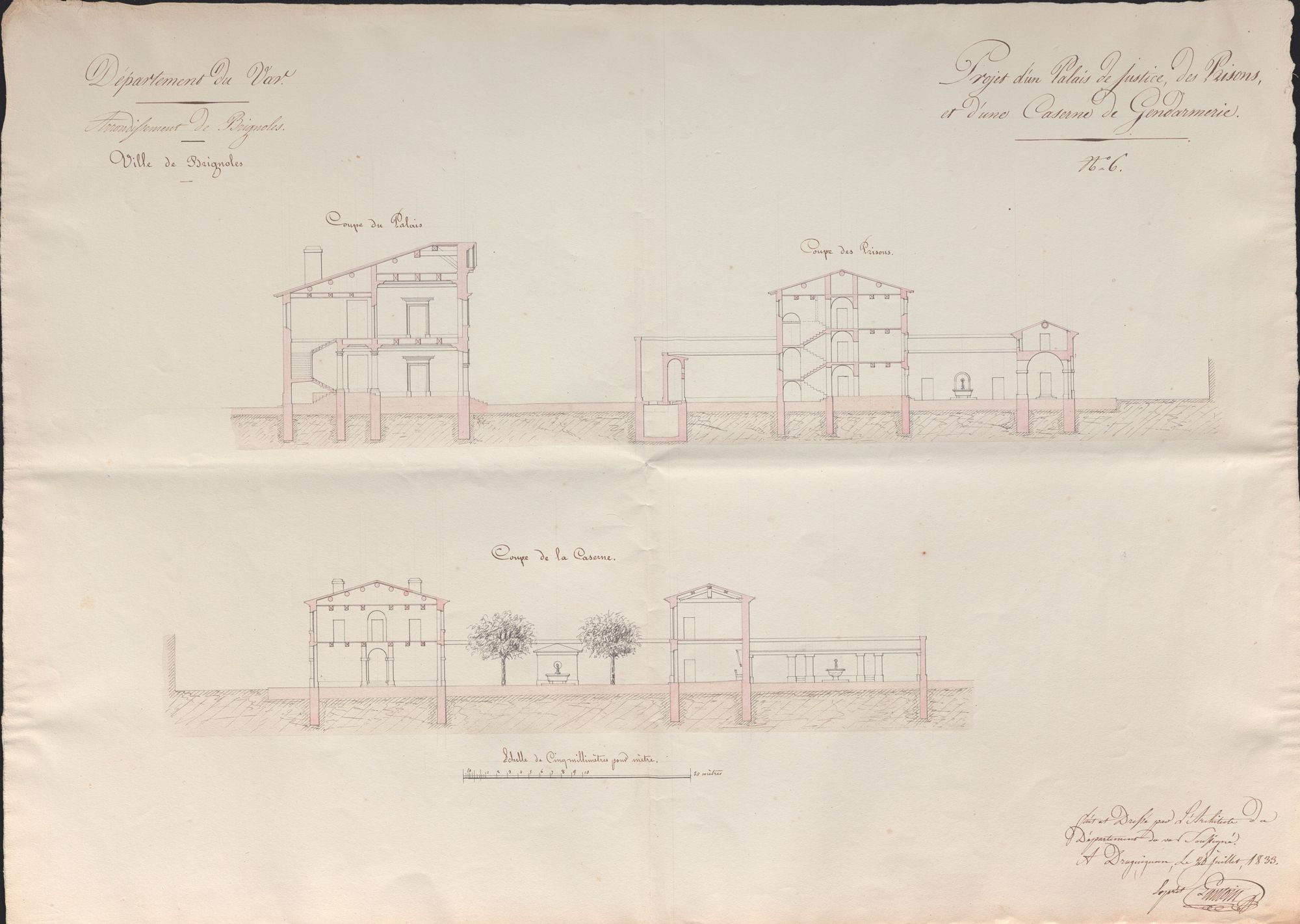Il s'agit du même projet que le précédent, cette fois on voit une coupe des bâtiments, c'est-à-dire une découpe verticale du bâtiment, comme une tranche de gâteau. Les contours sont à la plume, les seuls espaces colorés sont les fondations en rose. En haut de la page, nous voyons une coupe du palais de justice et des pisons et en bas, une coupe de la caserne, en dessous, l'échelle de cinq millimètre par mètre. Dans la cour, une fontaine est représentée, entourée de deux arbres. 