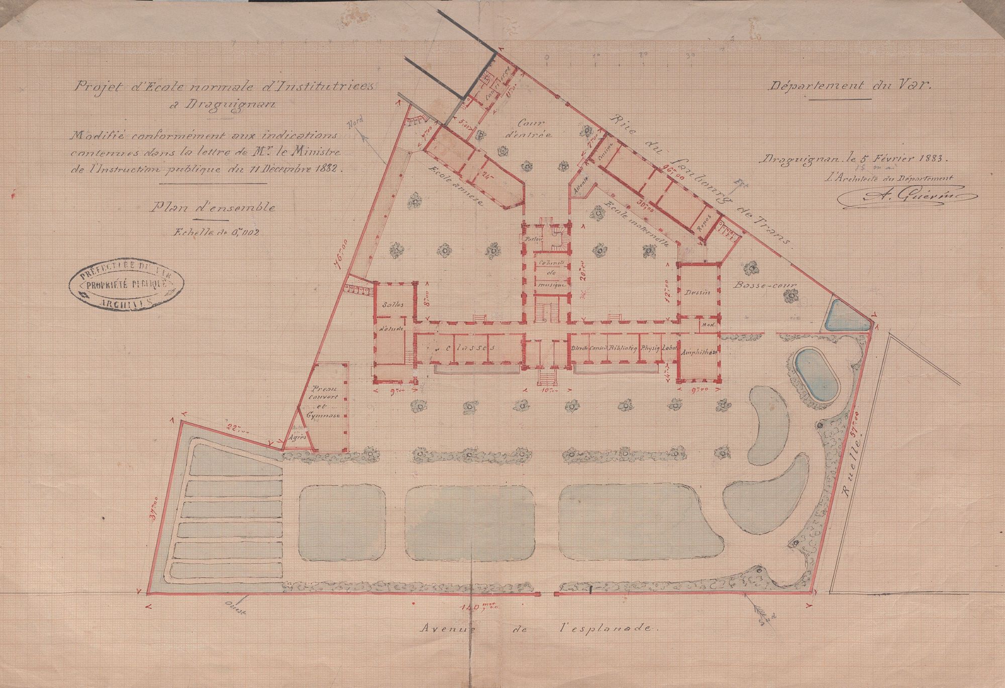 Il s'agit d'un plan d'ensemble, orientation paysage, sur papier millimétré, de l'école normale, à l'échelle 0,002 mètre par mètre. Nous constatons que le bâtiment est bien plus grand que la seule façade visible de la rue. Sur cette vue depuis le haut, nous avons des espaces verts avec un grand jardin devant qui mène à des bassins sur la droite, sur la gauche sont indiqués le préau couvert et le gymnase. Derrière se trouvent la cour d'entrée, l'école maternelle et l'école annexe. 