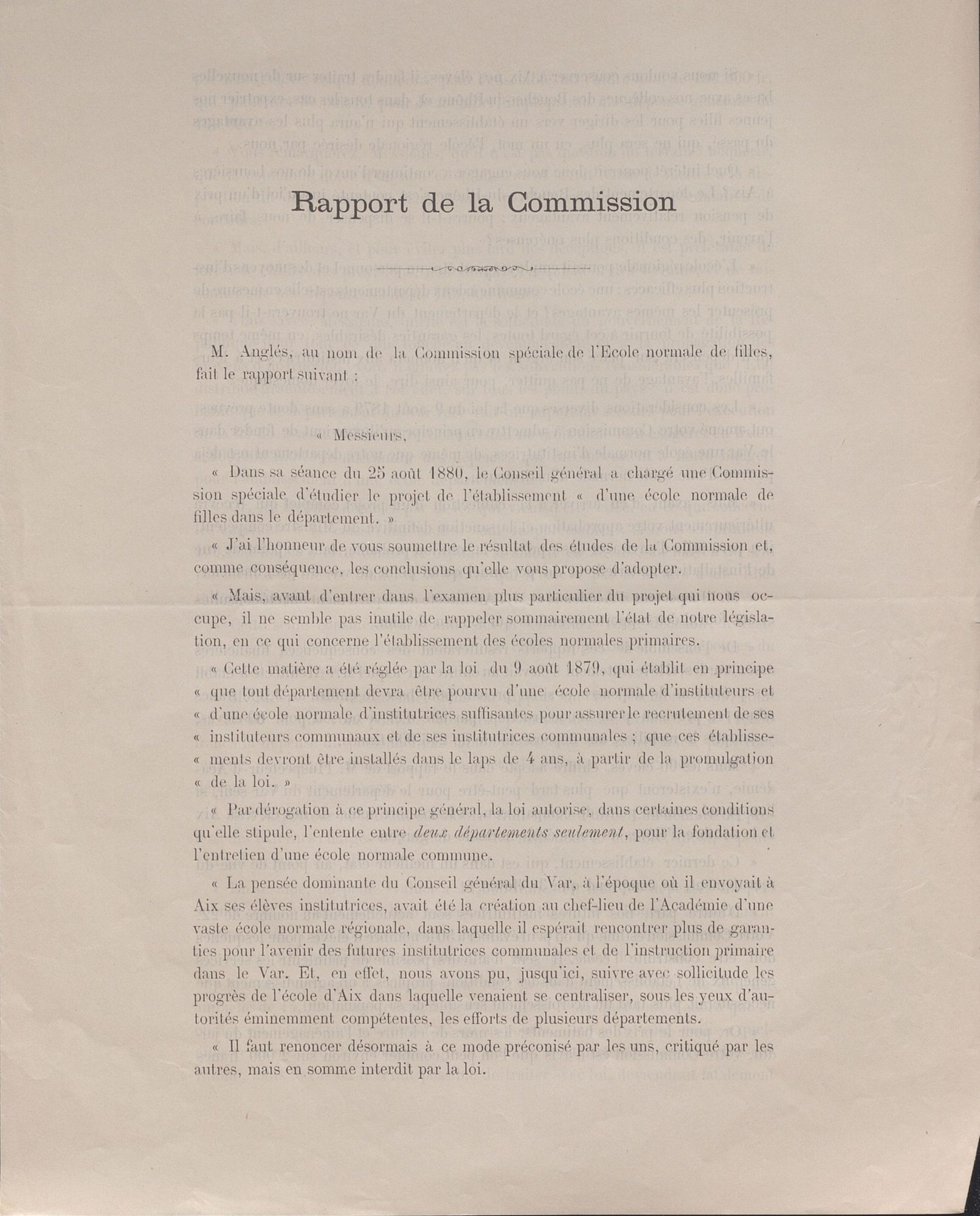 Il s'agit d'un document A5 portrait, imprimé, intitulé "Rapport de la commission". Il indique que M. Anglès (qui a donné son nom au petit jardin devant la Sous-Préfecture) a exposé à la commission la situation d'illégalité dans laquelle se trouvait le Var puisque la loi prévoit une école normale d'institutrices par département, jusque-là les étudiantes étaient envoyées à Aix. 
