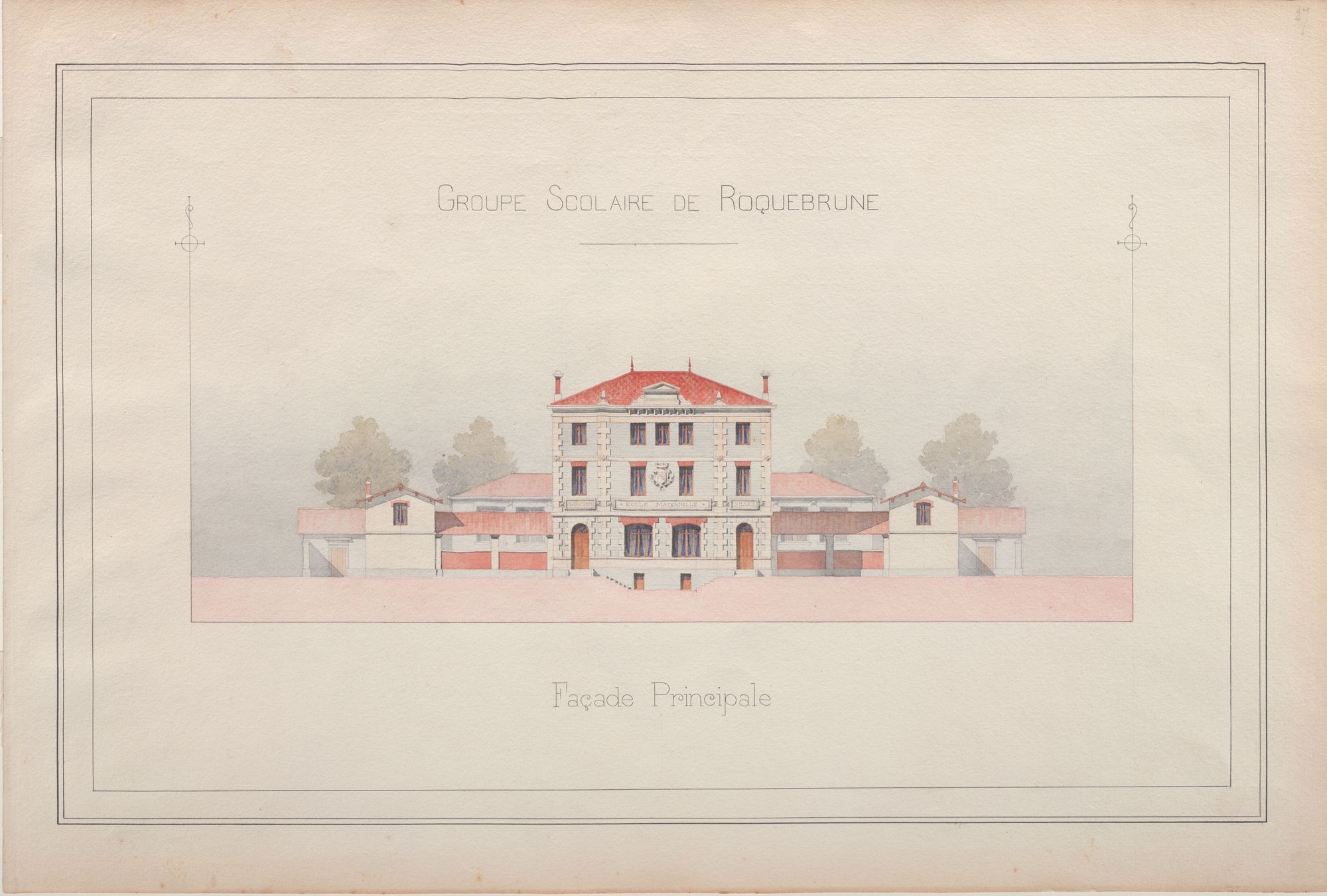 L'architecte de Saint-Raphaël, Sylvain-Joseph Ravel est l'auteur de ce projet de groupe scolaire de Roquebrune. Il s'agit d'une aquarelle de l'élévation de la façade principale. Au premier plan se dresse un bâtiment de 2 étages den briques grises et toit de tuiles rouges. Sur le premier étage est inscrit "Ecole maternelle" et de chaque côté "garçons" et "filles". à l'arrière, il semble qu'un préau dépasse de chaque côté car il y a un toit et des piliers mais pas de murs, ce qui nous permet de voir un autre bâtiment derrière, sans précision sur sa nature. Derrière ce second bâtiment, nous trouvons 4 arbres qui dépassent. 