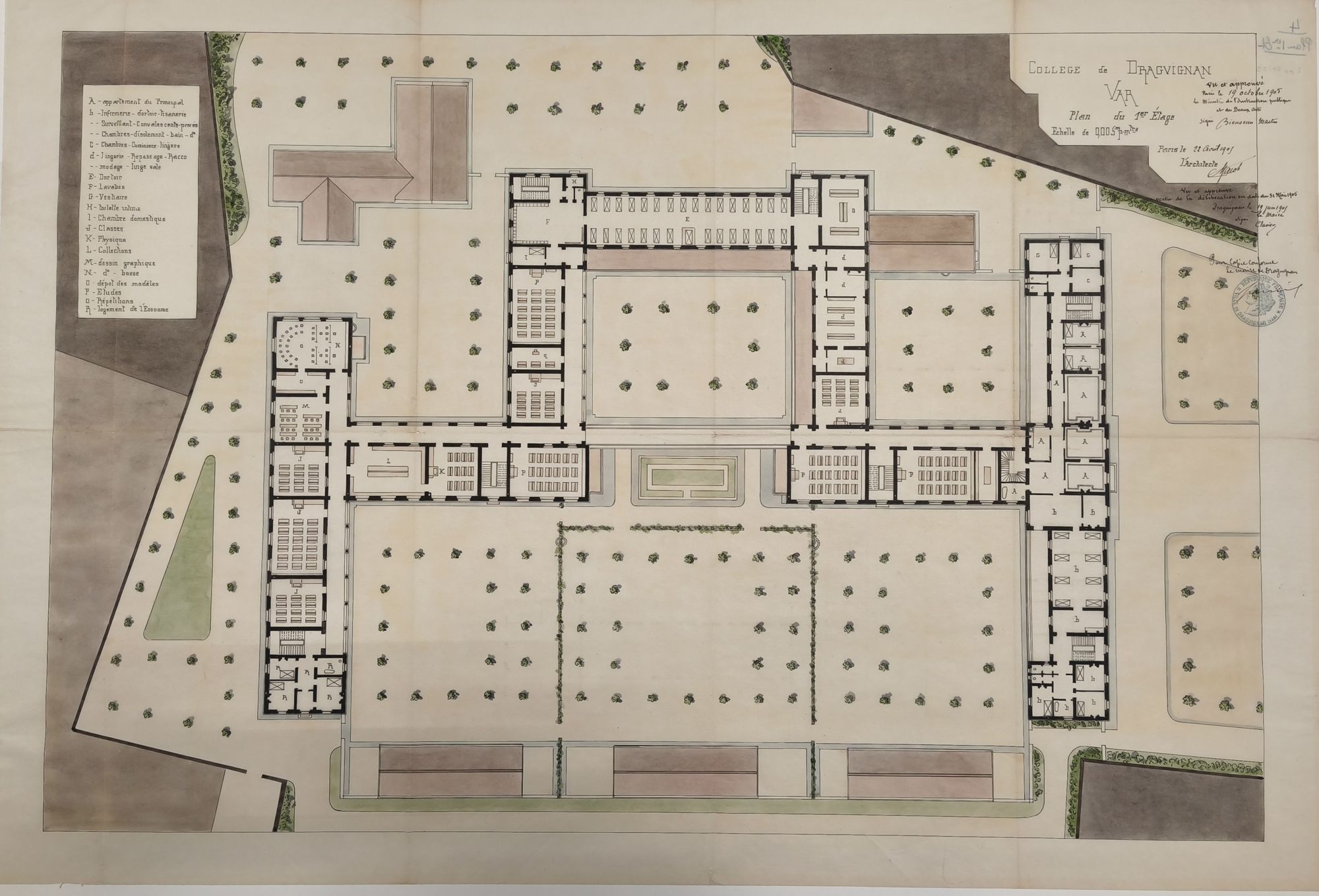 Ce plan date du tout début du 20ème siècle et est réalisé sur un calque (papier à base de bois), le temps l'a fait jaunir, le fond est donc beige. Il s'agit de la vue du dessus du collège Ferrié à Draguignan. On voit un U inversé avec des T de chaque côté. Le parc est arboré, des arbres sont représentés. La légende est sur le côté en haut à gauche et renvoie à des lettres sur le dessin. 