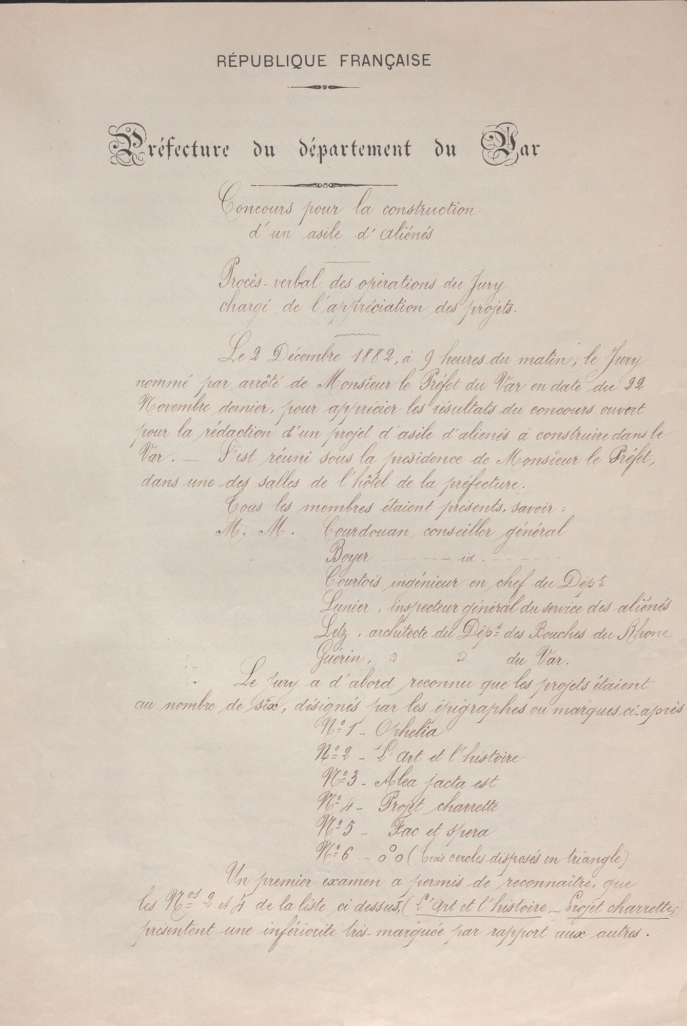 Il s'agit d'un papier à en-tête République Française - Préfecture du Département du Var, le reste est manuscrit, très bien écrit. Nous apprenons que les projets déposés à ce premier concours d'architecte pour la construction de l'hôpital psychiatrique de Pierrefeu étaient six. Deux ont été retirés car ne répondant pas aux critères, seuls les 4 restants ont été examinés. Le projet ayant obtenu le premier prix a gagné 3 000 francs, le second 2 000 francs, les deux autres ont terminé troisièmes ex-aequo avec 1 000 francs chacun. 