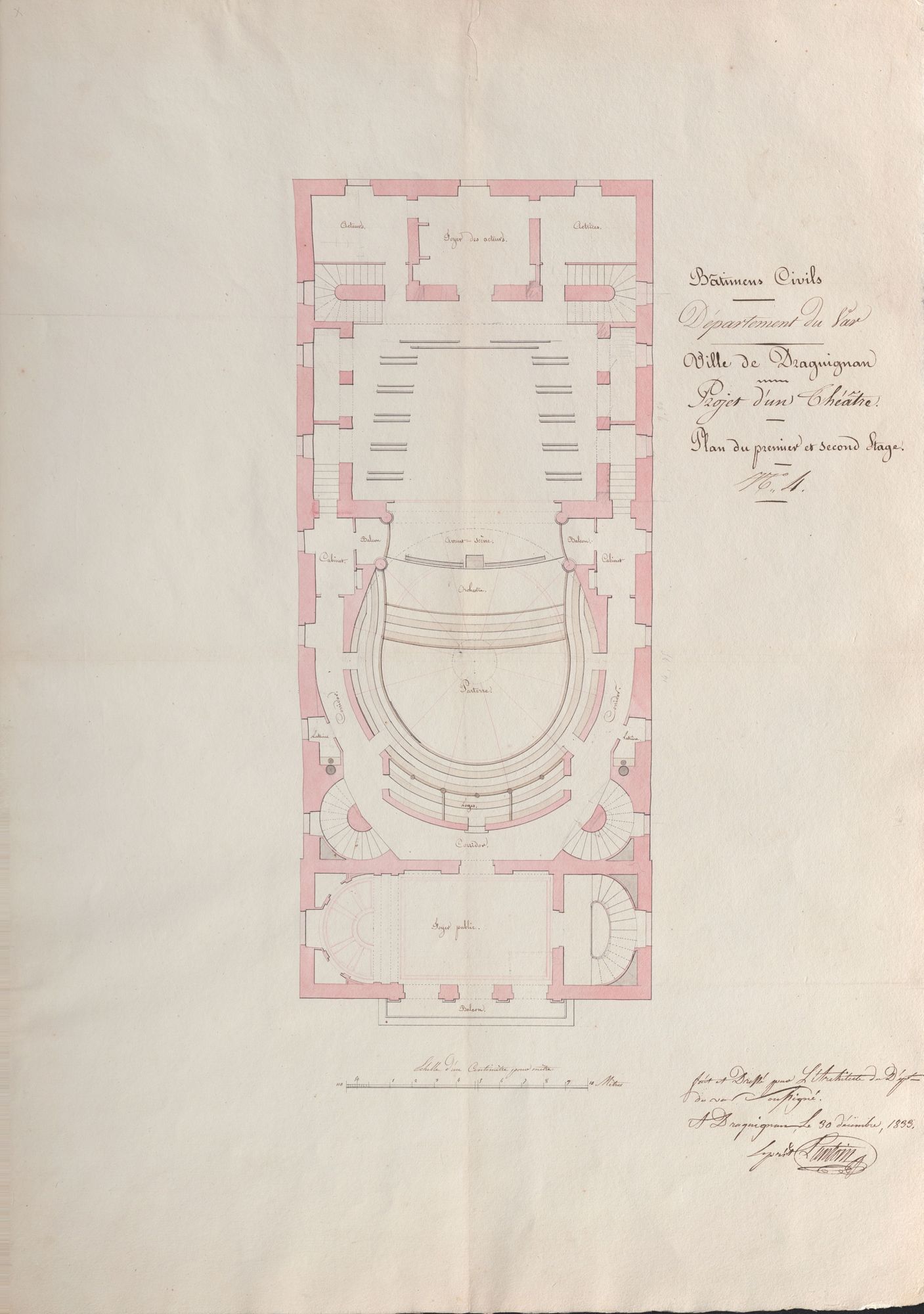 Cette aquarelle présente le plan du théâtre de Draguignan, orientation portrait. Le bâtiment est rectangulaire. Tout au fond, nous trouvons le foyer des acteurs, derrière la scène puis devant, nous avons l'avant-scène et en contrebas l'orchestre. Sur les côtés les balcons, et en bas, le parterre, de forme circulaire. Avec les loges en hauteur, le tout desservi par des corridors. On accède par une porte au Foyer public qui comporte un balcon. L'échelle, sous le dessin, nous indique un centimètre par mètre. 