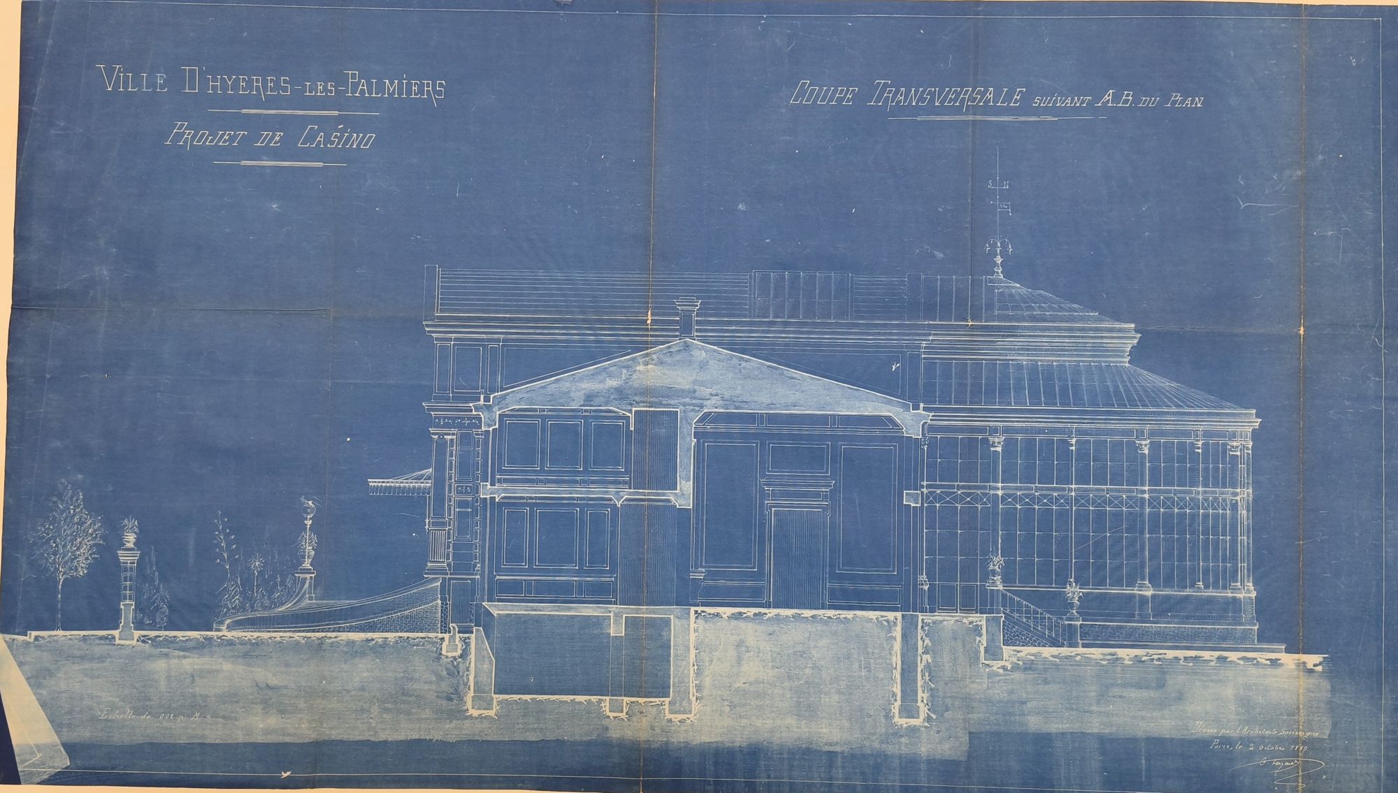 Le cyanotype est une copie d'un dessin, représenté en blanc sur fond bleu. On voit ici la coupe transversale du casino de Hyères. Il s'agit d'un document sur papier épais type Canson orientation paysage. Sur la droite, une verrière circulaire est continuée par un bâtiment plus classique. Nous voyons en bas les fondations dont une partie avec des murs très épais, nous pouvons imaginer qu'il s'agissait de la salle des coffres, afin de ne pas l'atteindre en creusant. Sur la gauche, nous pouvons imaginer l'entrée principale avec une belle montée d'escalier et des rambardes sculptées, nous voyons aussi des arbres devant. 