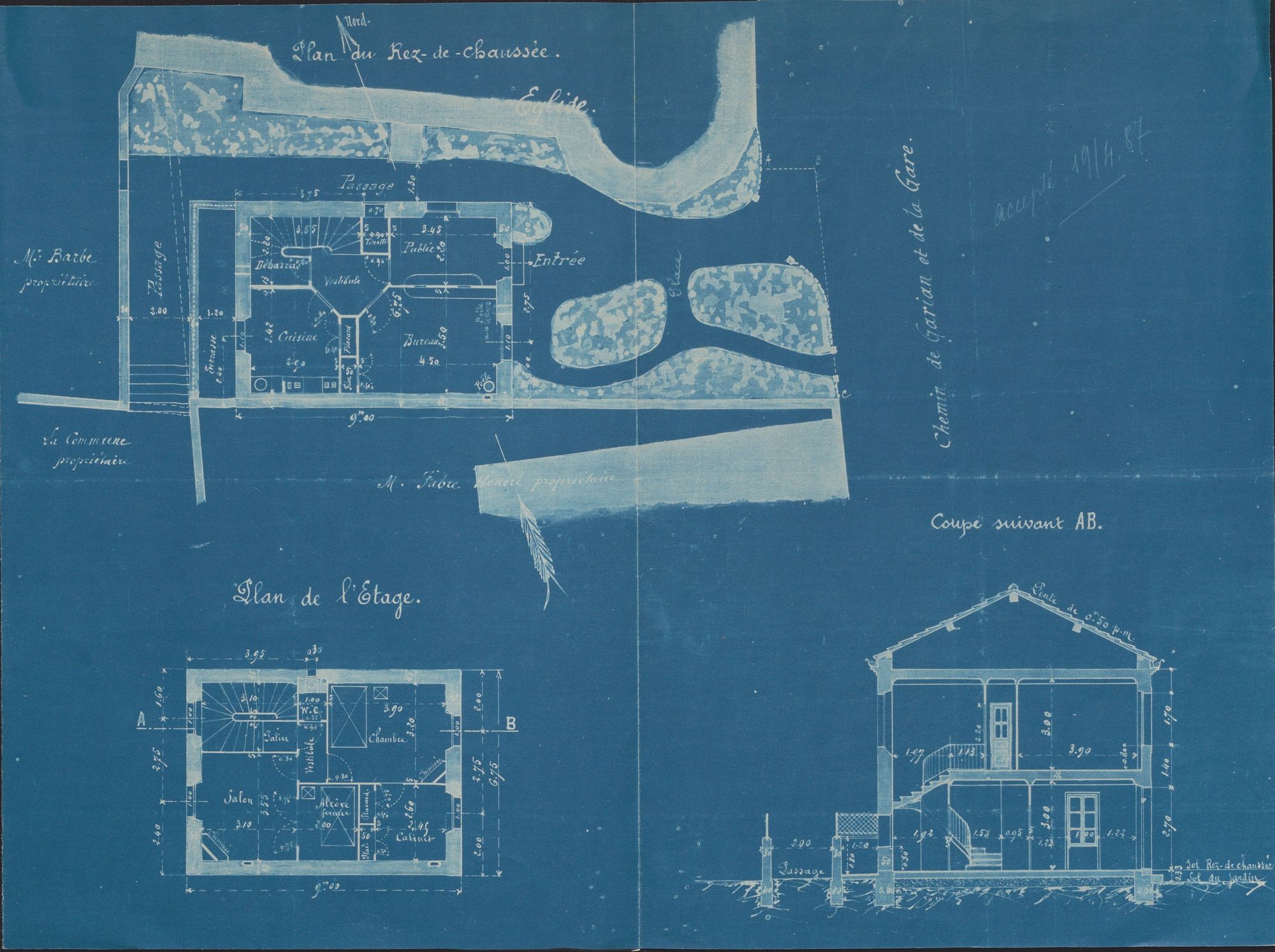 Ce cyanotype comporte trois dessins, en haut le plus gros comporte un plan détaillé du rez-de-chaussée du bâtiment et sa situation au niveau de la commune avec les propriétaires voisins et un parc arboré devant l'entrée du bâtiment et le nom de la rue. 
Dessous, on trouve un plan de l'étage, à gauche et une coupe, à droite. 
Le rez-de-chaussée comporte une partie de réception du public puis un vestibule probablement réservé aux employés qui mène aux bureaux, à la cuisine et à un débarras, en bas de l'escalier du mène à l'étage. à l'étage se trouve le logement de fonction du directeur probablement. 