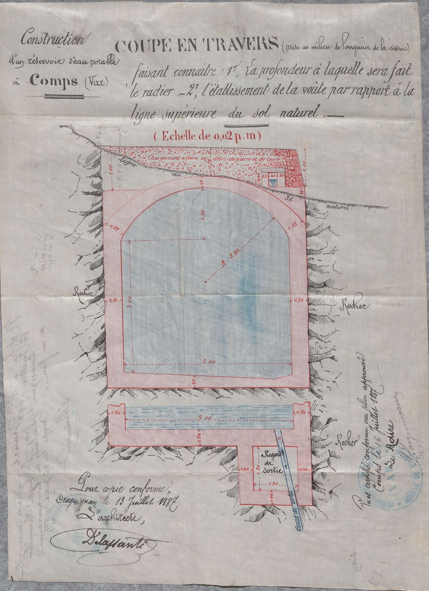 Ce dessin à l'aquarelle sur toile calandrée représente un projet de citerne à Comps-sur-Artuby. Il s'agit d'une coupe, nous observons qu'une toute petite partie, peut-être un dixième de la citerne sort de terre, la grand majorité est enterrée. L'eau est représentée en bleu clair et les murs en rose pâle. La partie extérieure est surmontée d'un toit de tuiles rouges.  