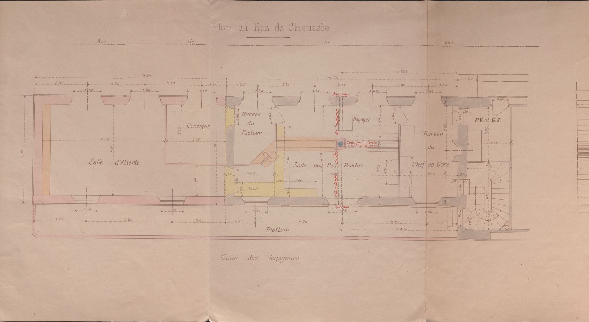 Sur ce dessin à l'encre et à l'aquarelle de l'agrandissement de la gare de Cogolin, l'ingénieur a indiqué de nombreuses indications techniques et notamment les distances entre chaque ouverture. Un couloir, en bas du plan, dessert les différentes salles de la gare : salle des pas perdus, salle d'attente. On repère également des bureau : consigne, bureau du facteur, bagages et le plus grand : bureau du chef de gare. Il s'agit du plan du rez-de-chaussée, on voit sur la droite des escaliers qui mènent à l'étage. 