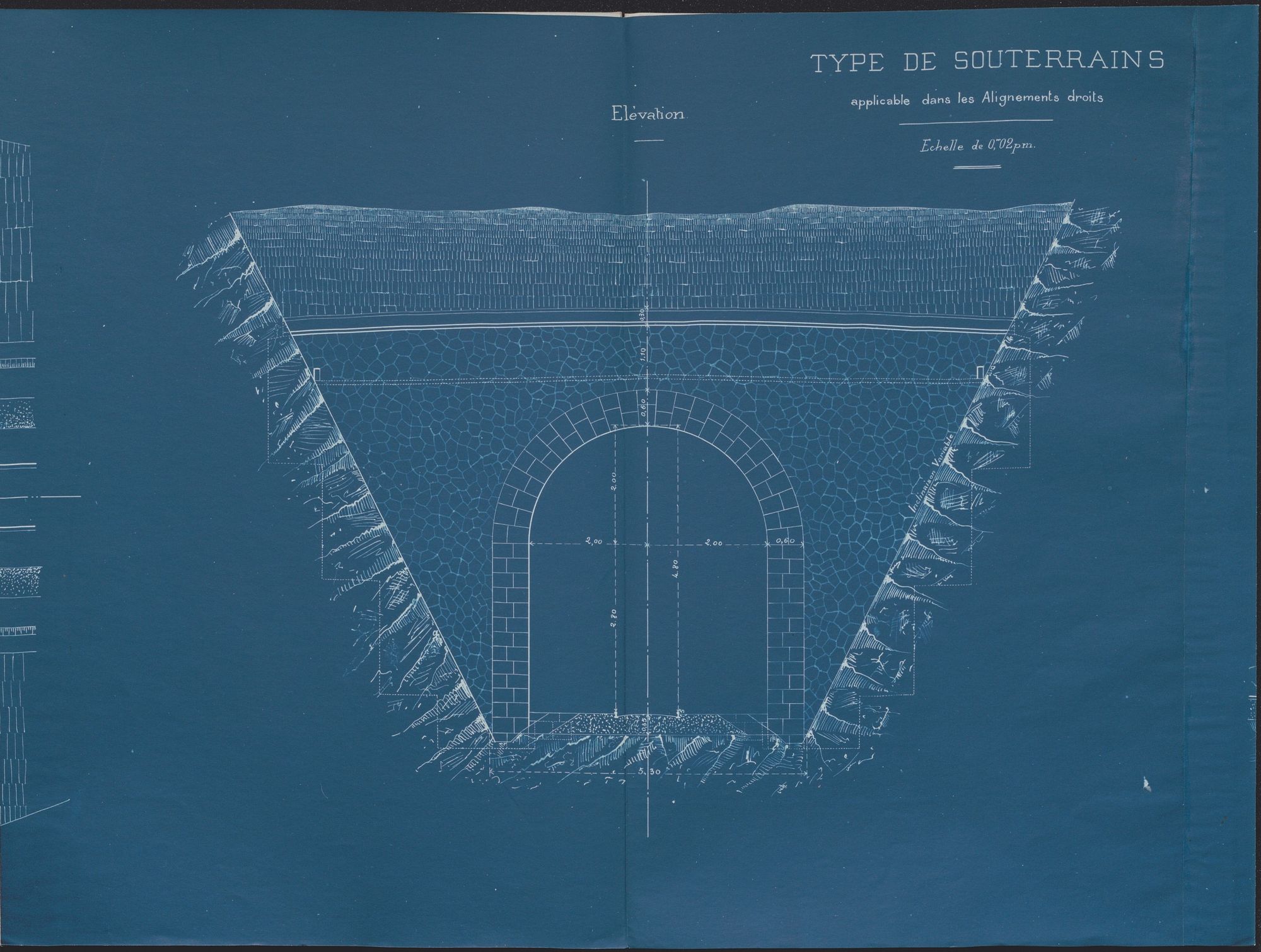 Dernier cyanotype présenté dans cette exposition, il s'agit ici de l'entrée d'un souterrain permettant le passage d'un train. L'ingénieur a même dessiné la roche sur les côtés. Les briques qui composent l'arche sont également dessinées. La partie la plus haute de l'entrée du tunnel se monte à 4,80 mètres. 