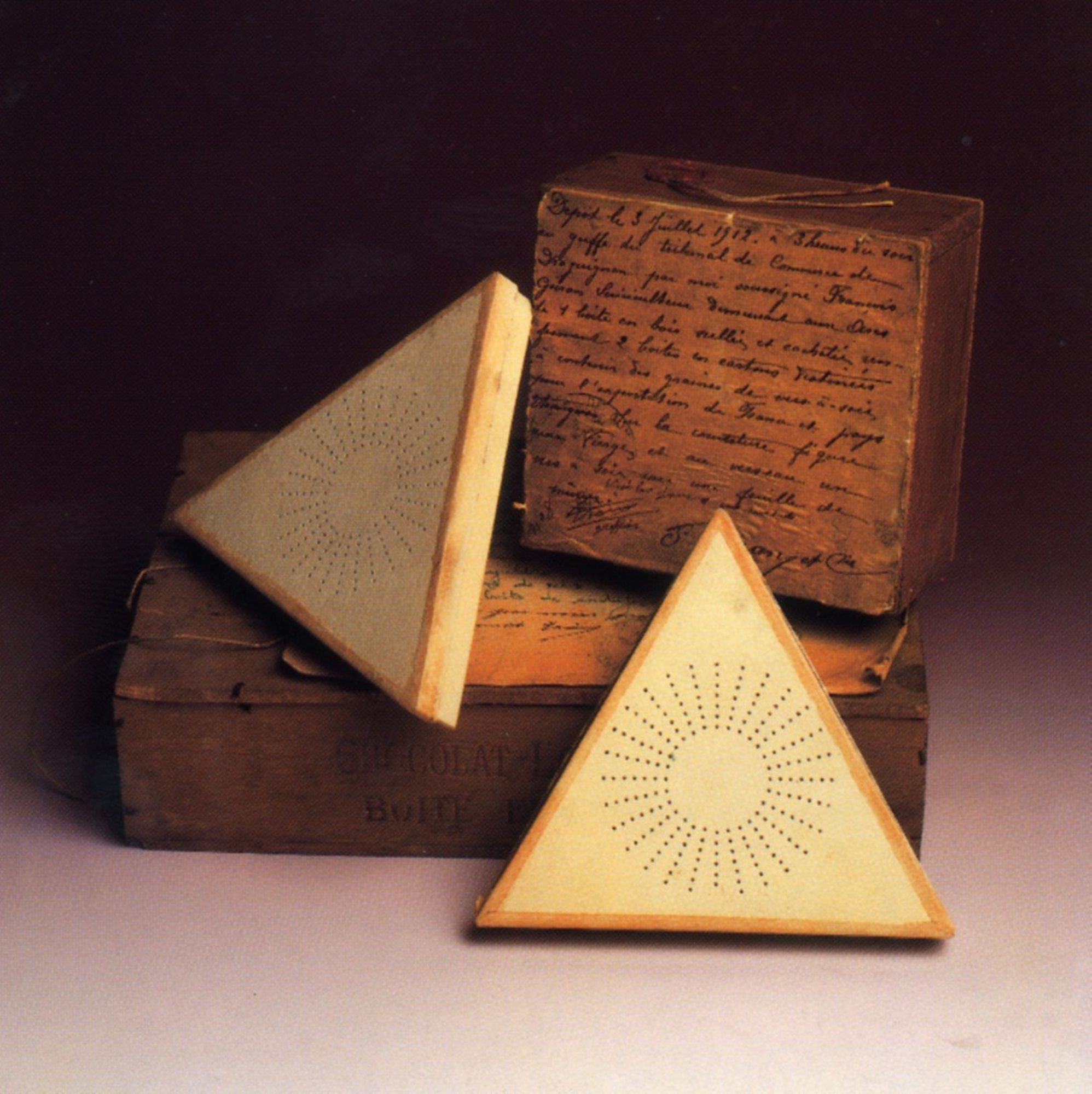 Modèles et dessins brevetés de boîtes en carton blanc servant à l'expédition des graines de vers à soie (1923) 6 U 98