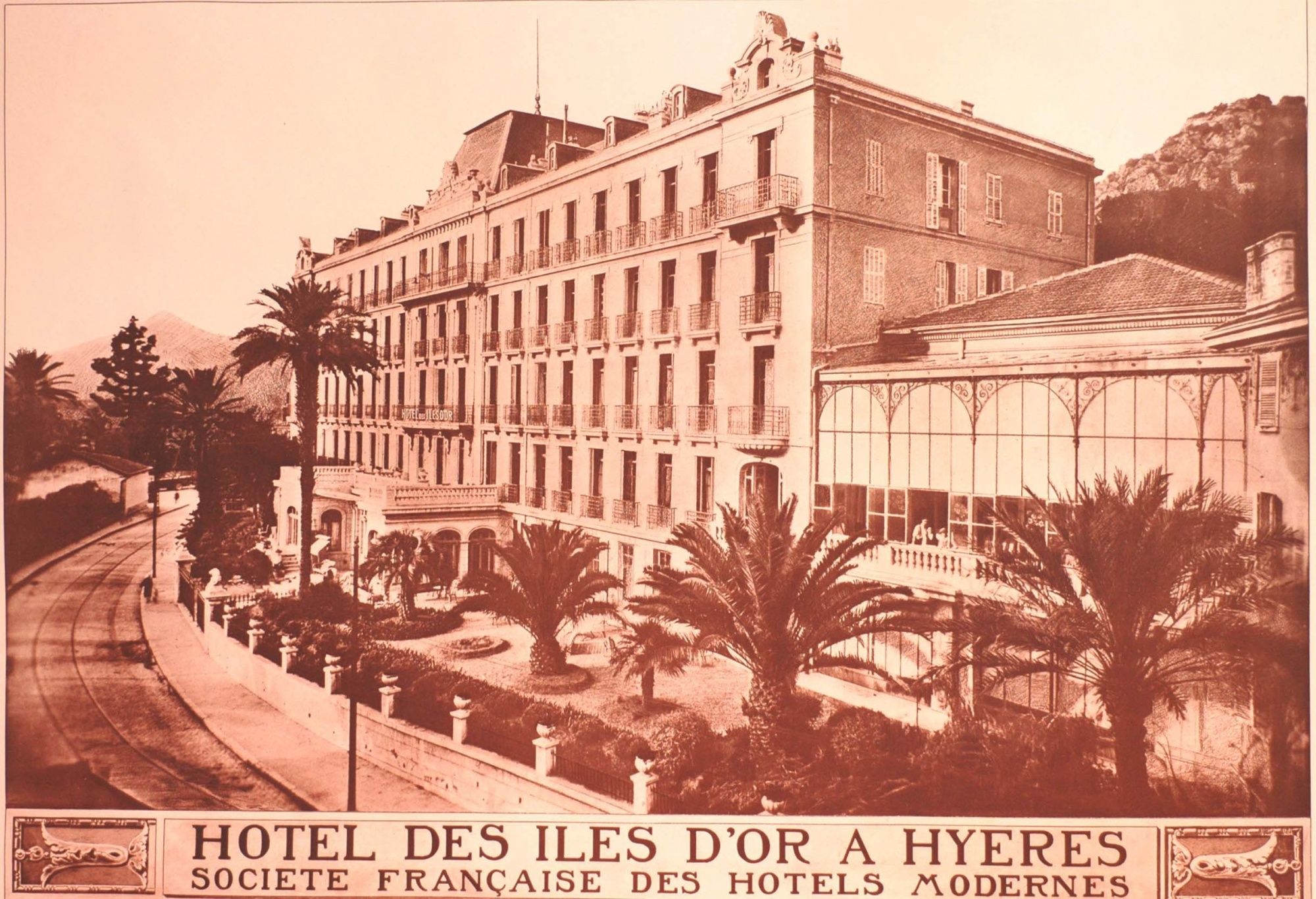 Photographie publicitaire représentant l'Hôtel des Iles d'or, à Hyères [début 20e s.]  4 Fi 63