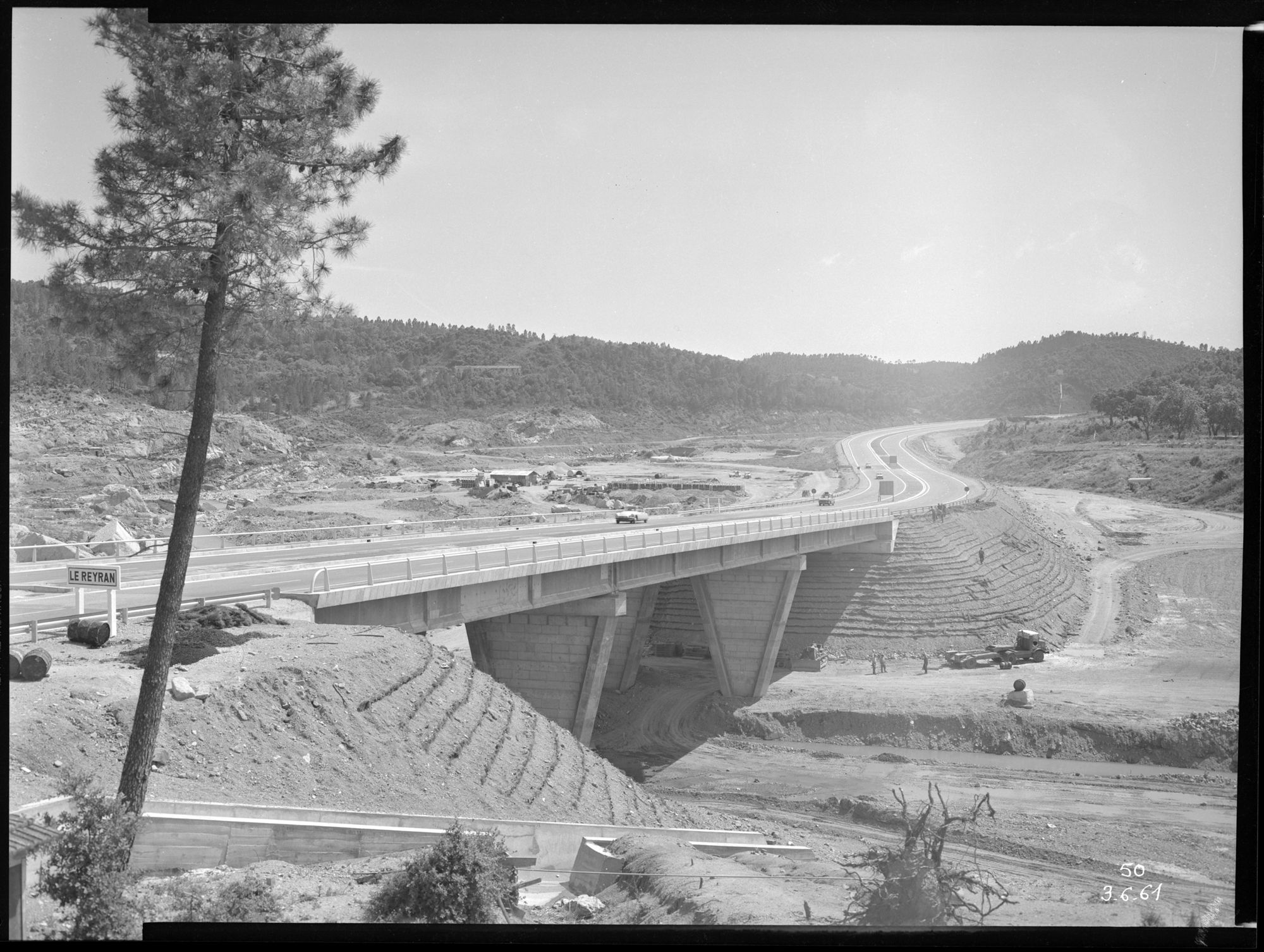 Vue générale du pont et de l'autoroute, panneau du Reyran, voitures en circulation