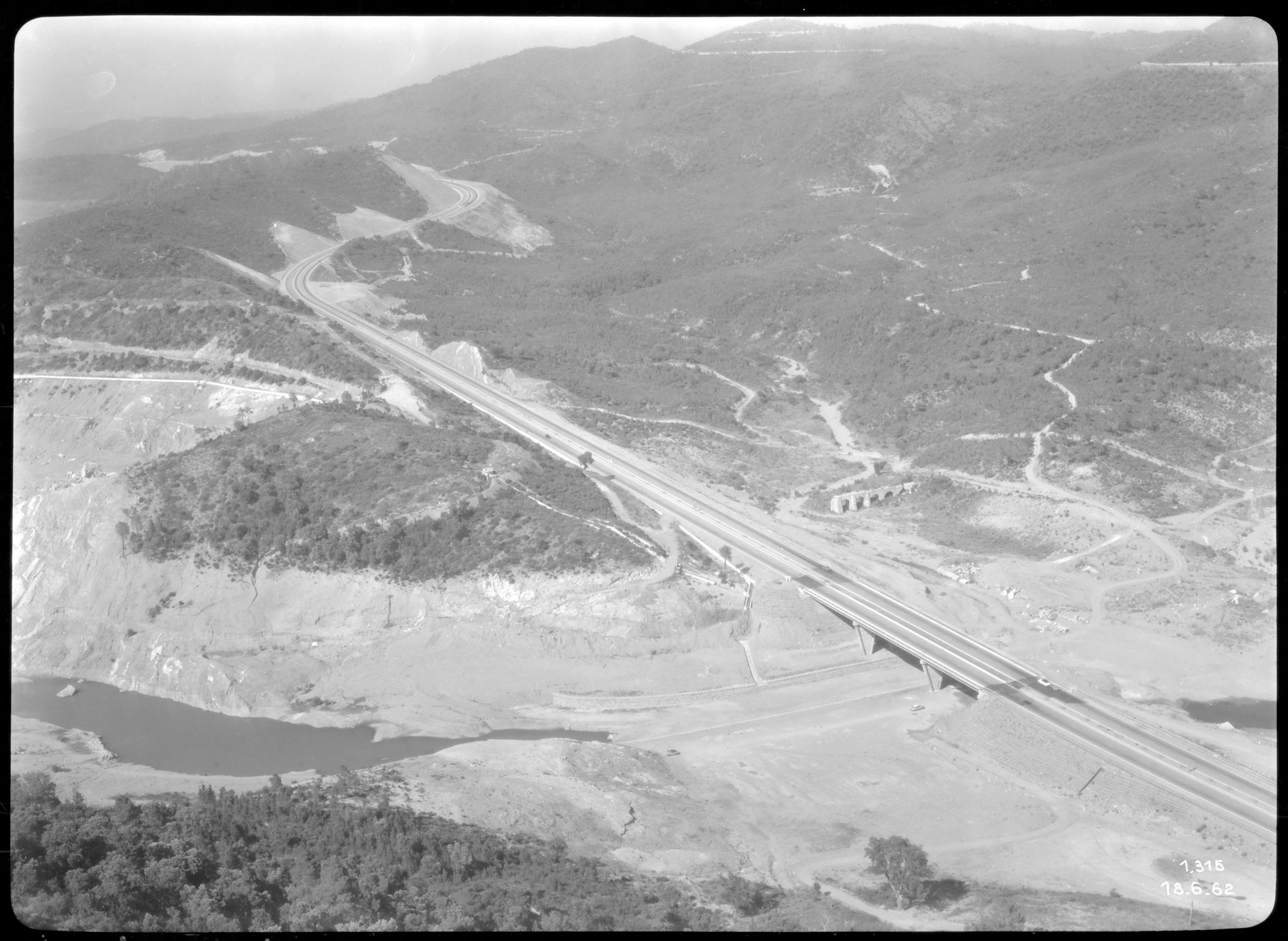 Vue aérienne de l'autoroute dans l'Esterel, d'un pont et de la rivière du Reyran