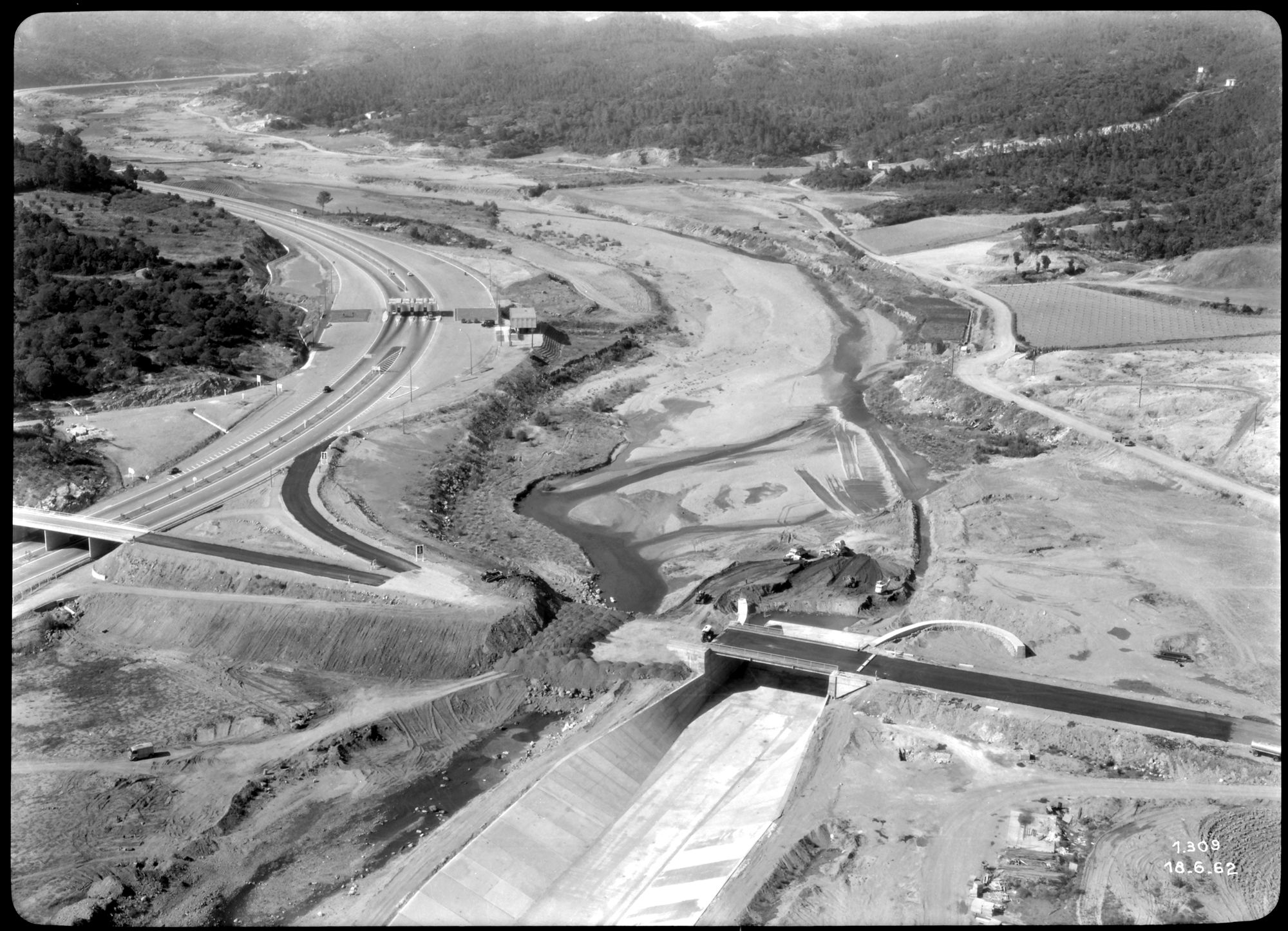 Vue aérienne de l'autoroute, du canal en construction, de ponts et de la rivière du Reyran