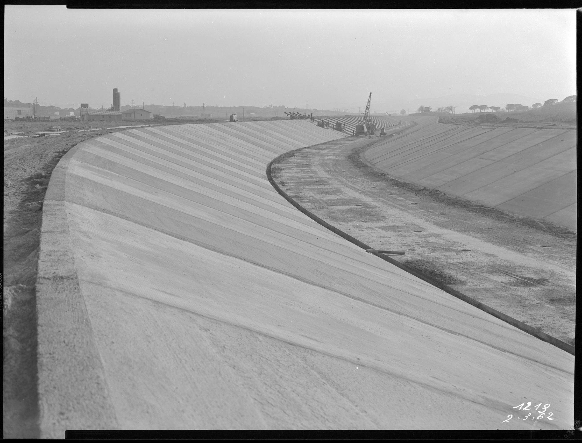 Construction du canal en béton, bâtiment, ouvriers, machines