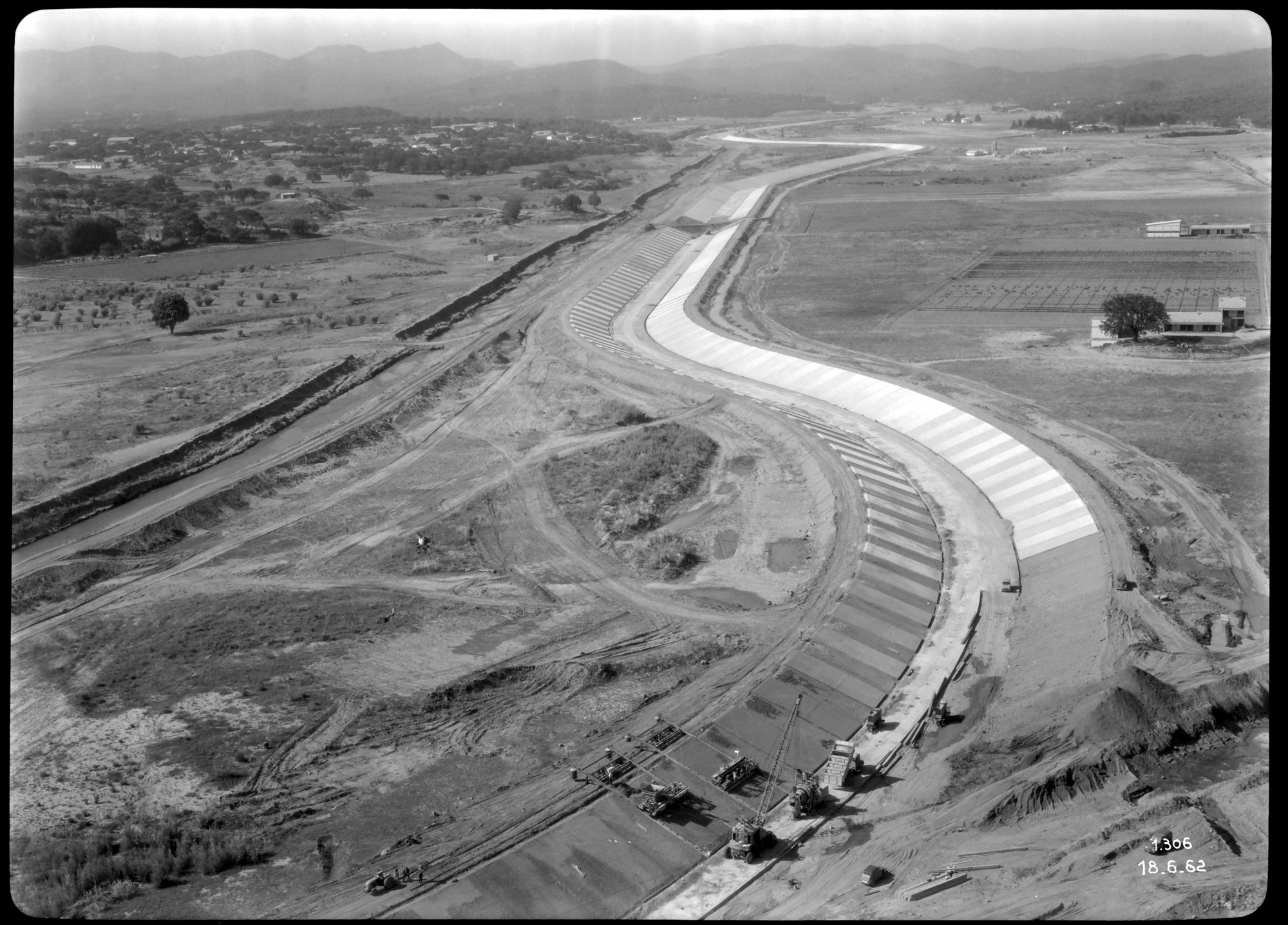 Vue aérienne du canal en béton en construction