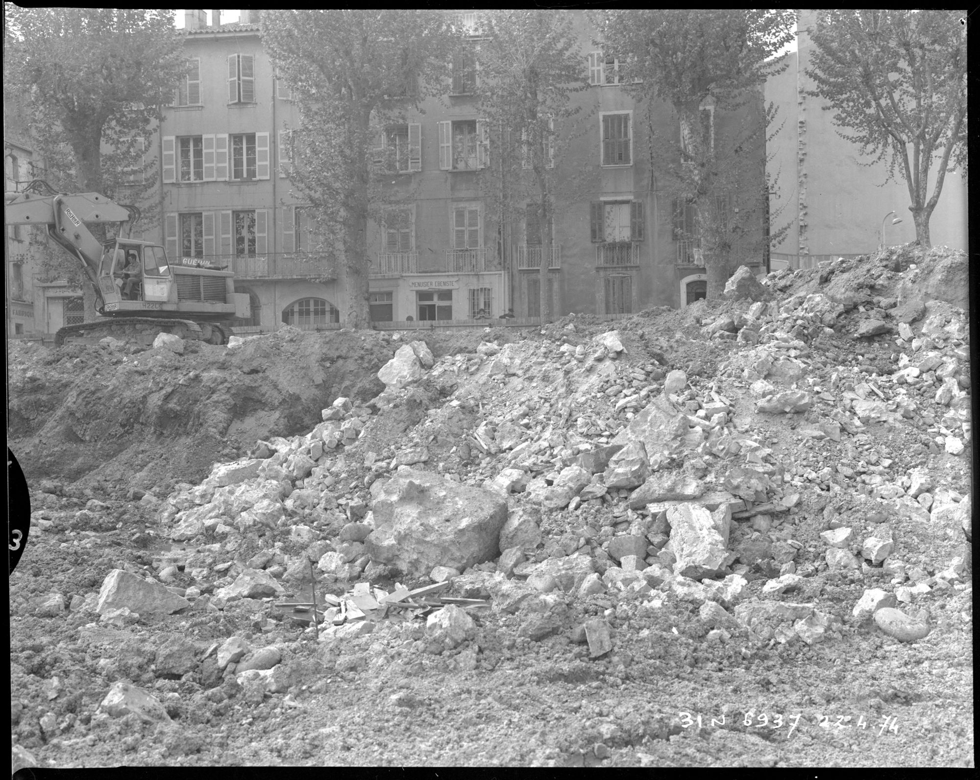 Chantier de construction du parking souterrain : terre, gravas, pelleteuse