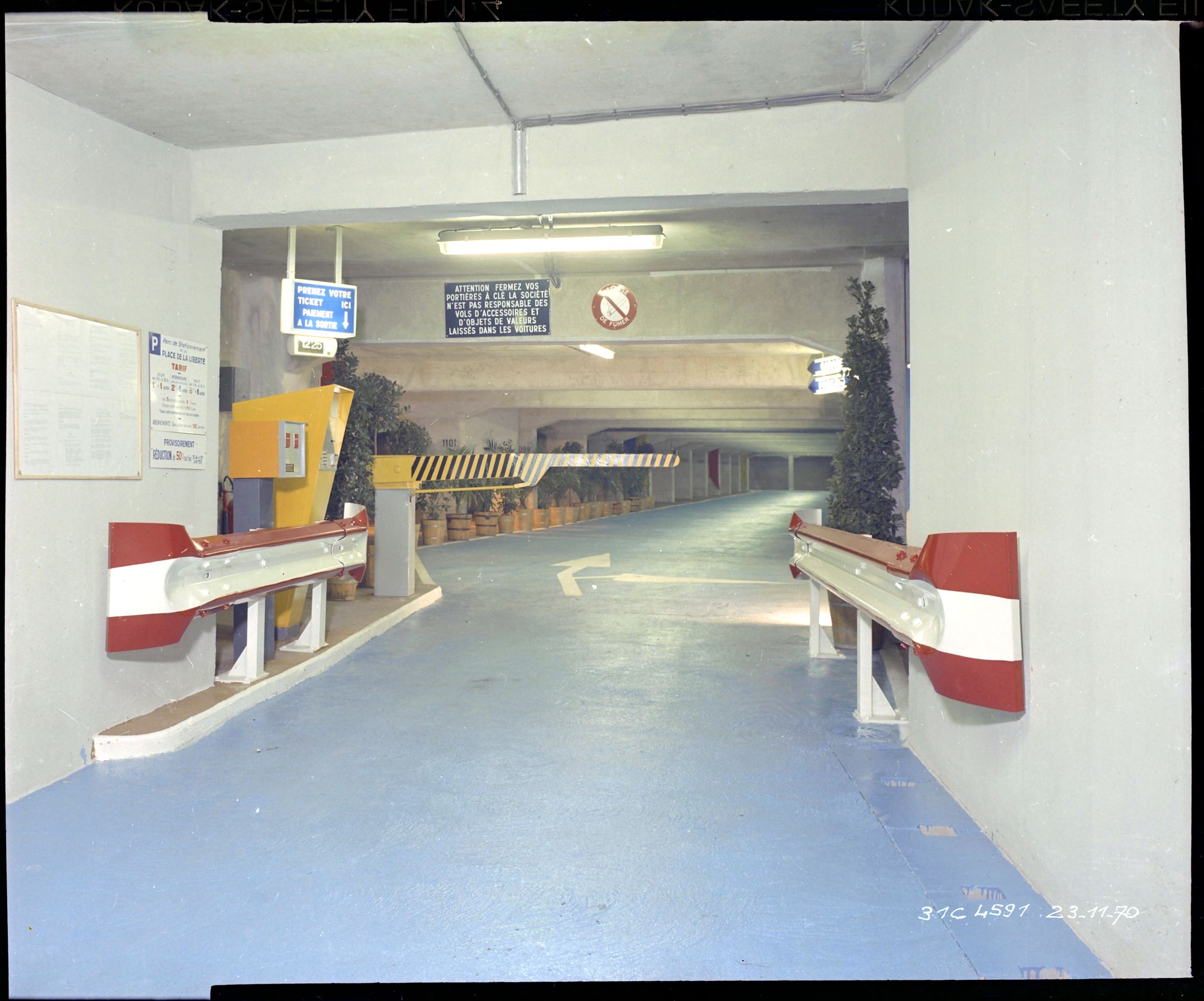 Vue de l'entrée sous-sol véhicule du parking souterrain terminé, barrières