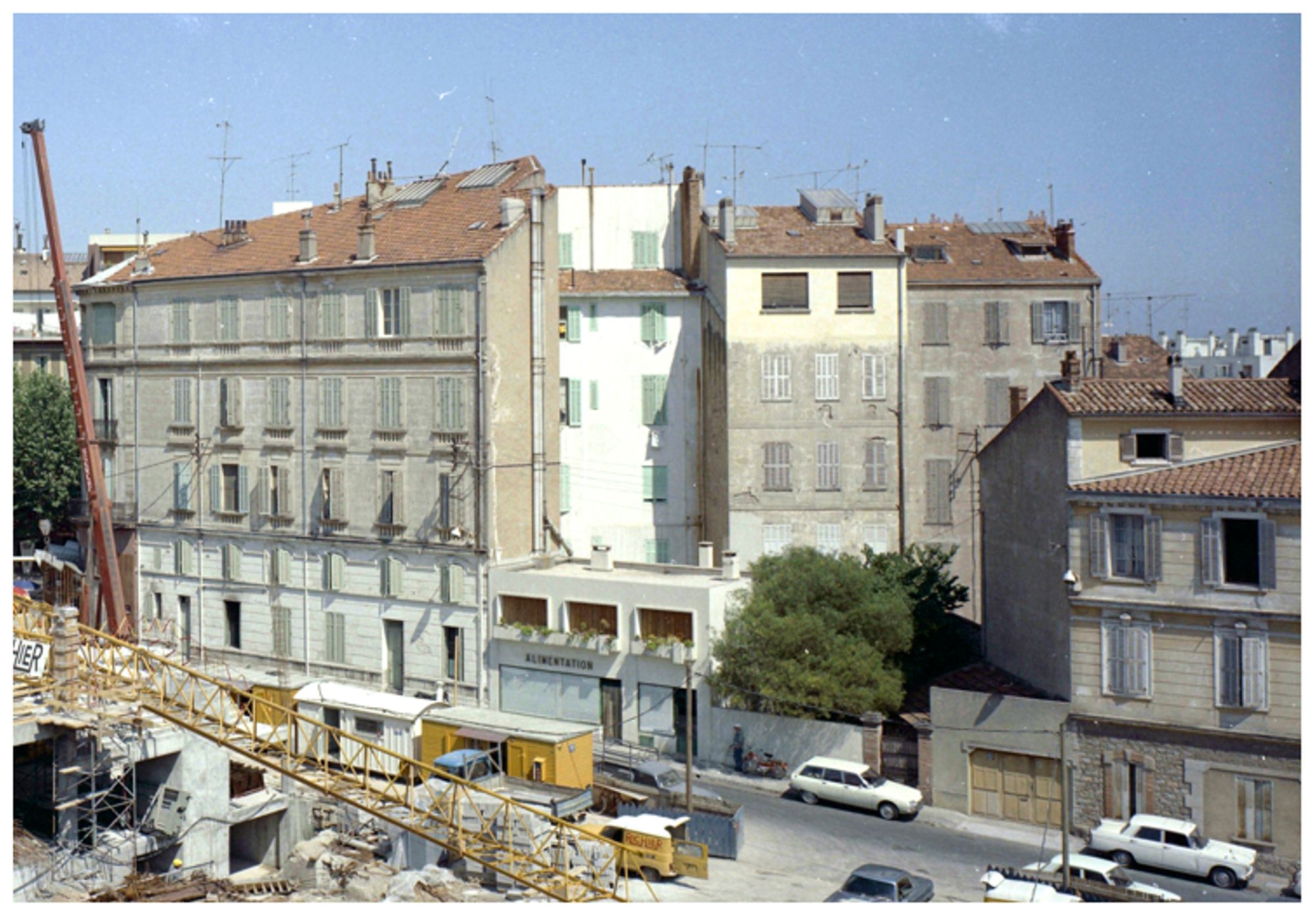 Zoom (en haut à droite) pour montrer les immeubles de la rue soldat Bellon Antoine, donnant sur le parking d'Hyères, alors en travaux