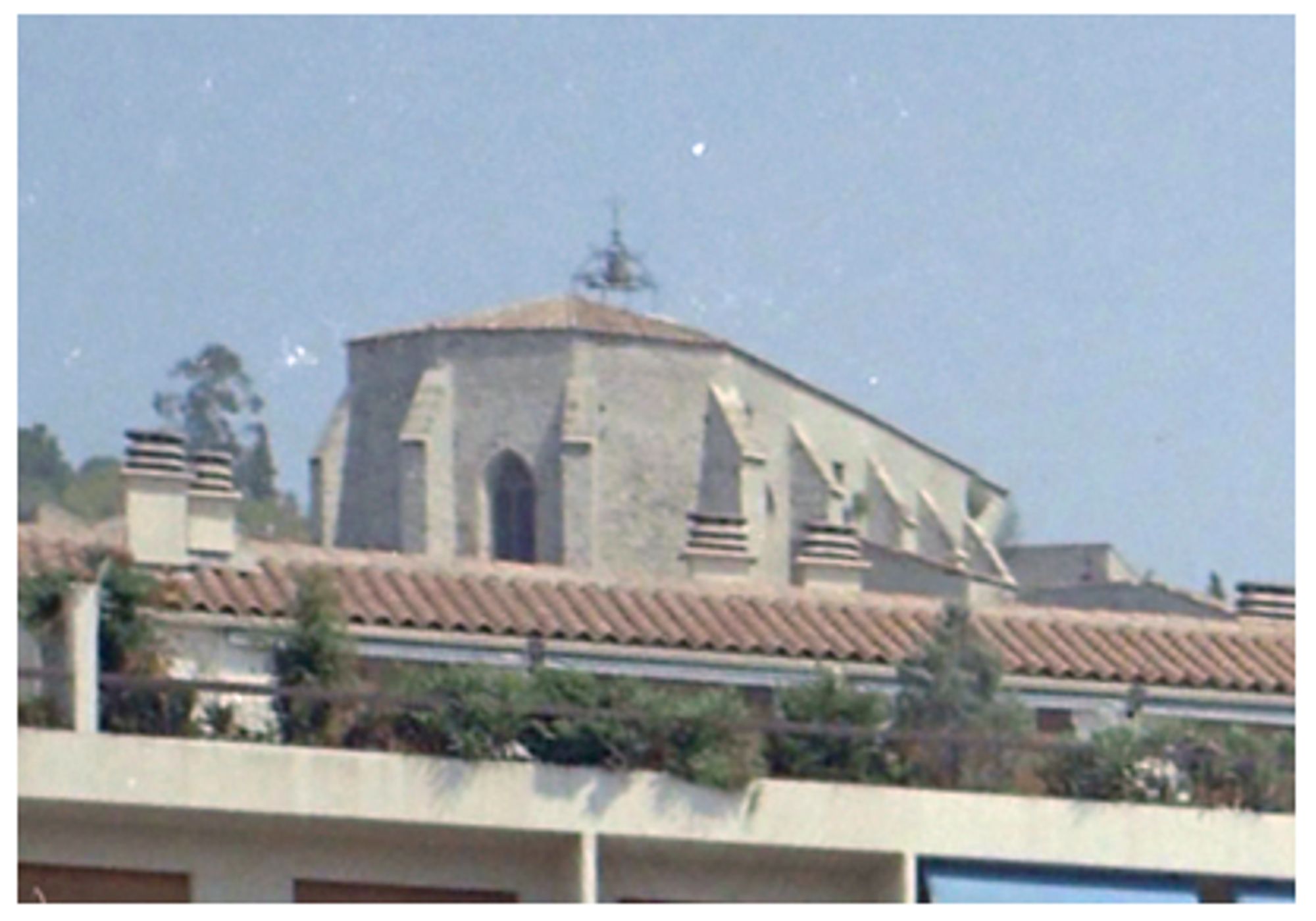 Zoom (en haut à gauche) pour montrer la collégiale Saint Paul d'Hyères, surplombant le parking en travaux