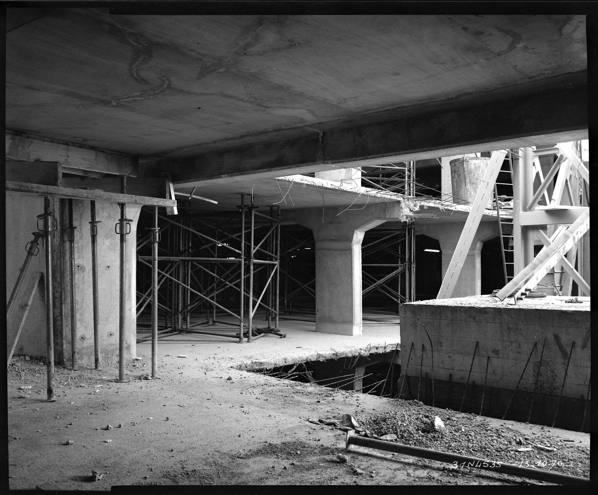 Parking souterrain en construction : intérieur en travaux, piliers, plafond