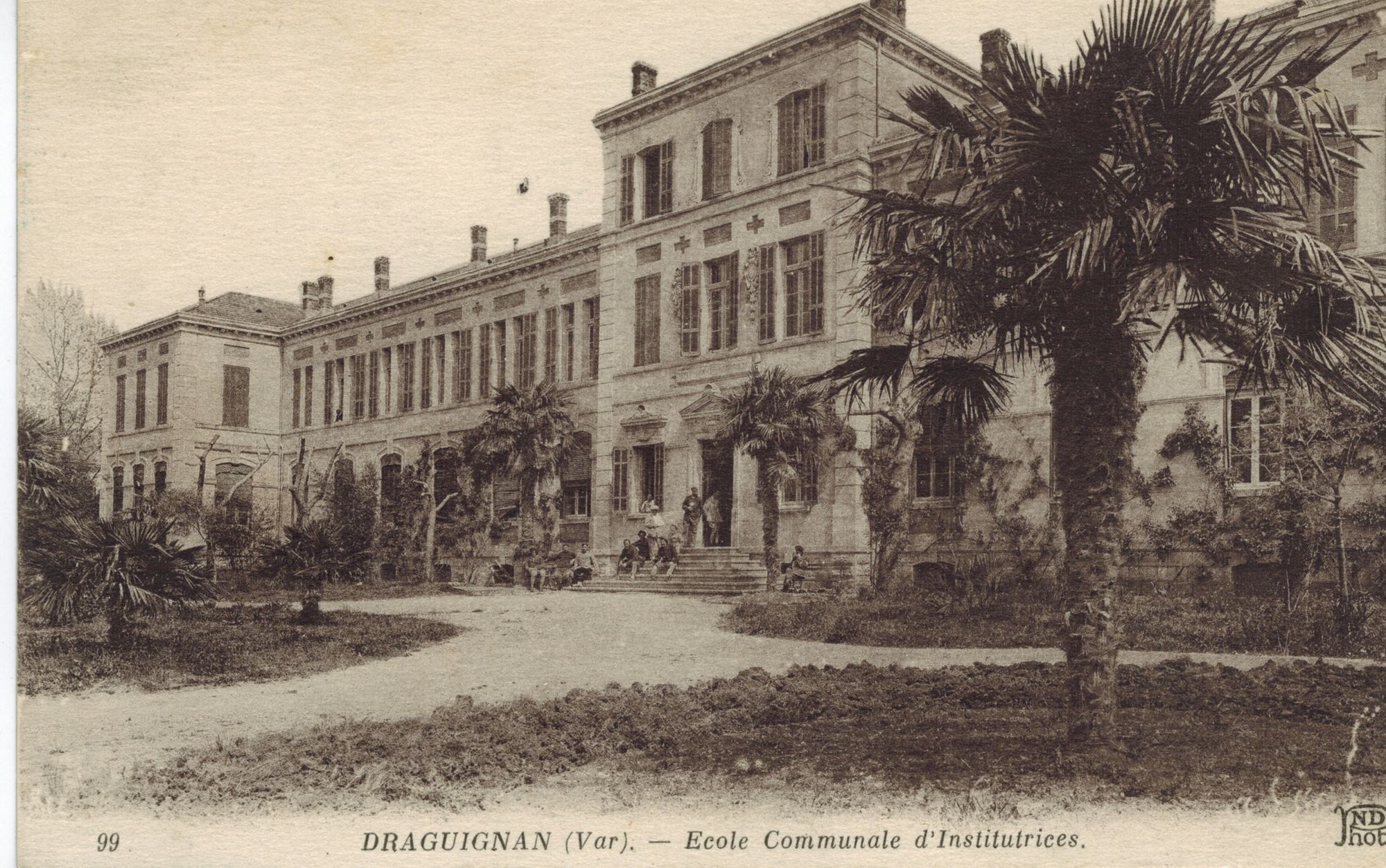 Photographie de l'école normale d'institutrices ouverte à Draguignan en 1889 (2 FI DRAGUIGNAN 183)