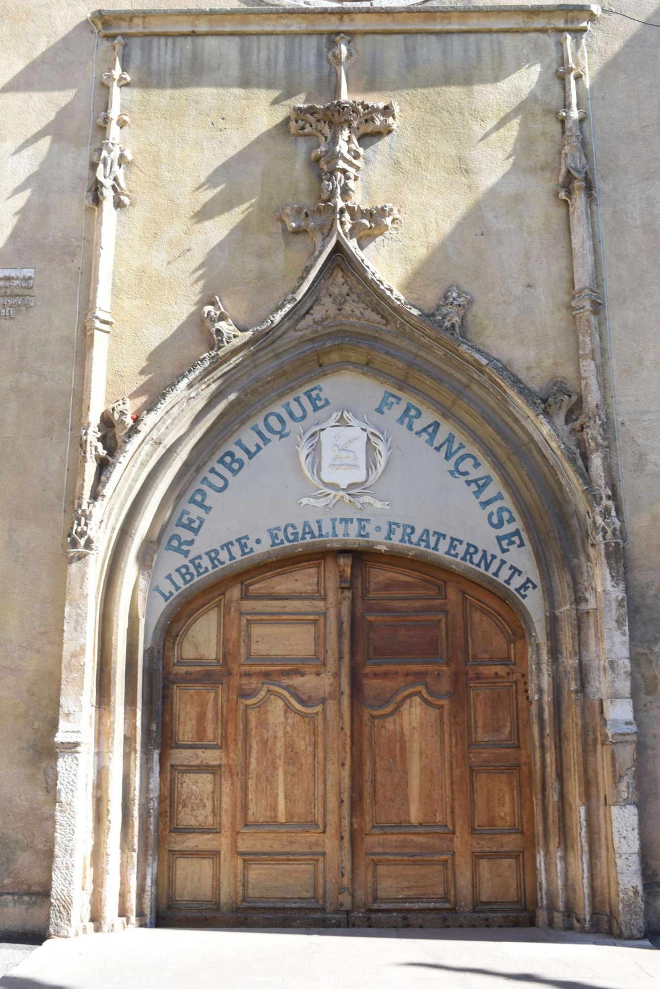 Photographie du fronton de l'église d'Aups