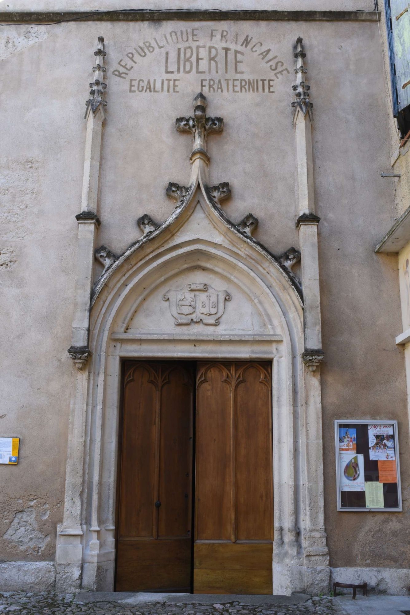 Photographie du fronton de l'église de Barjols 