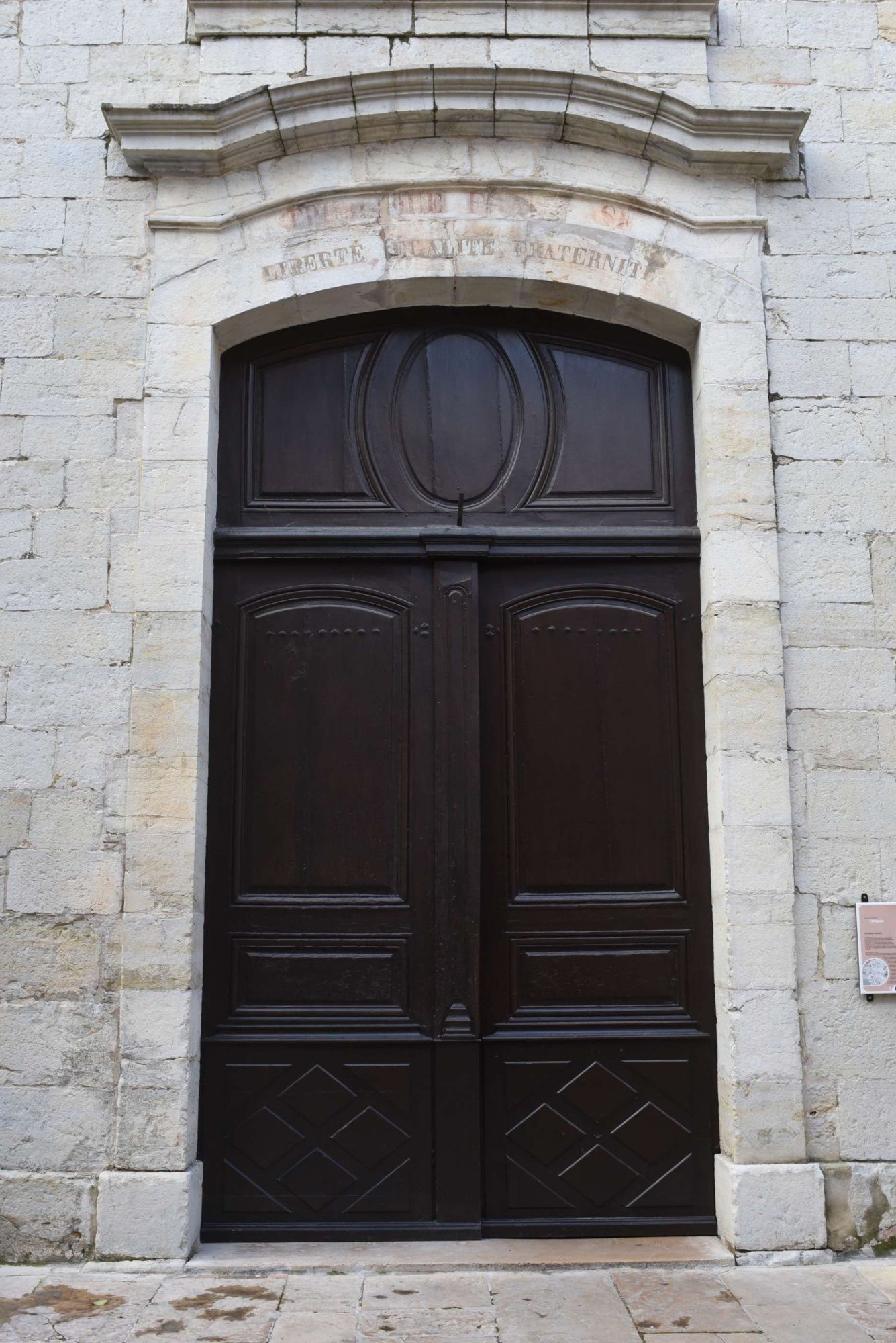 Photographie du fronton de l'église de Cotignac