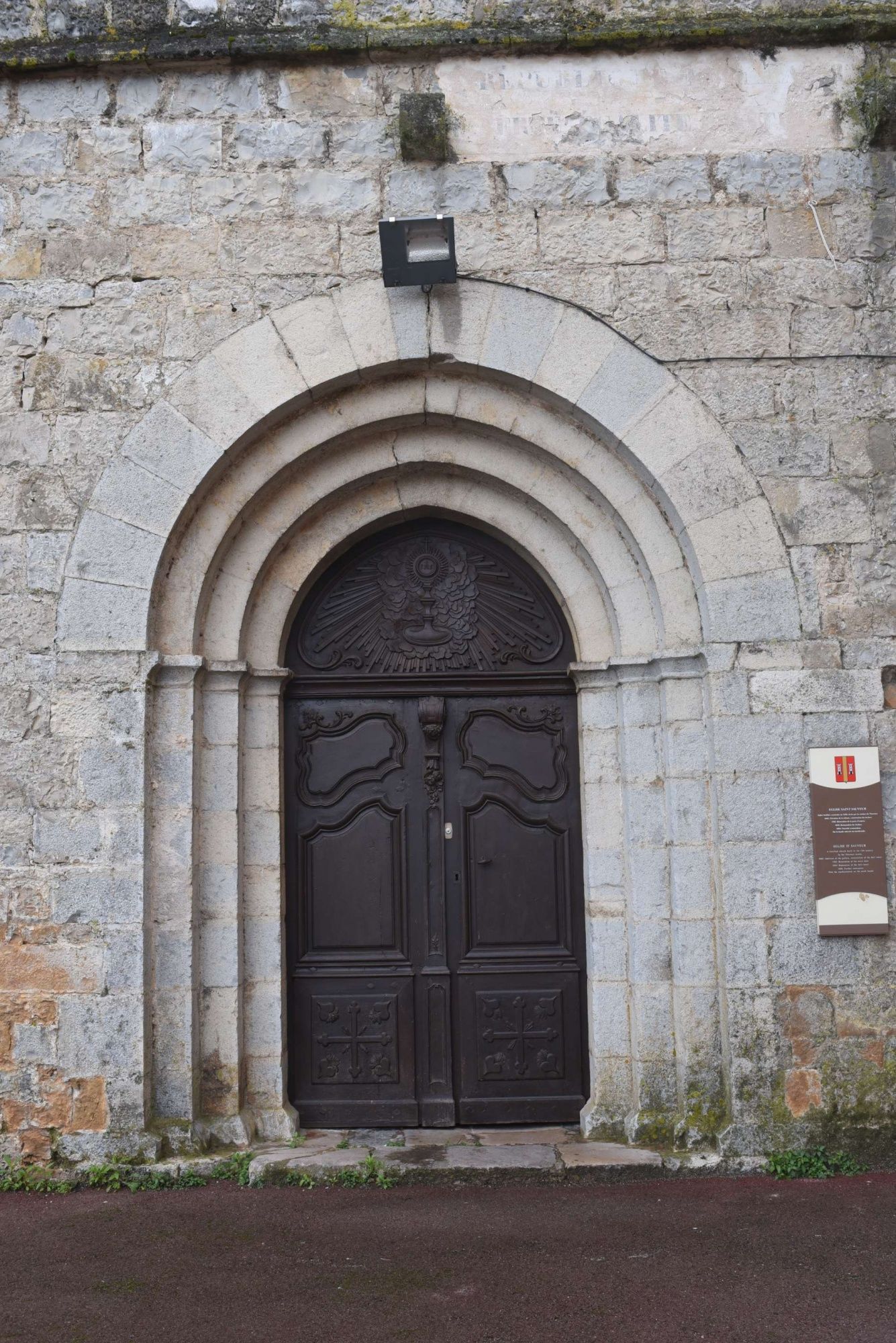 Photographie du fronton de l'église d'Entrecasteaux 