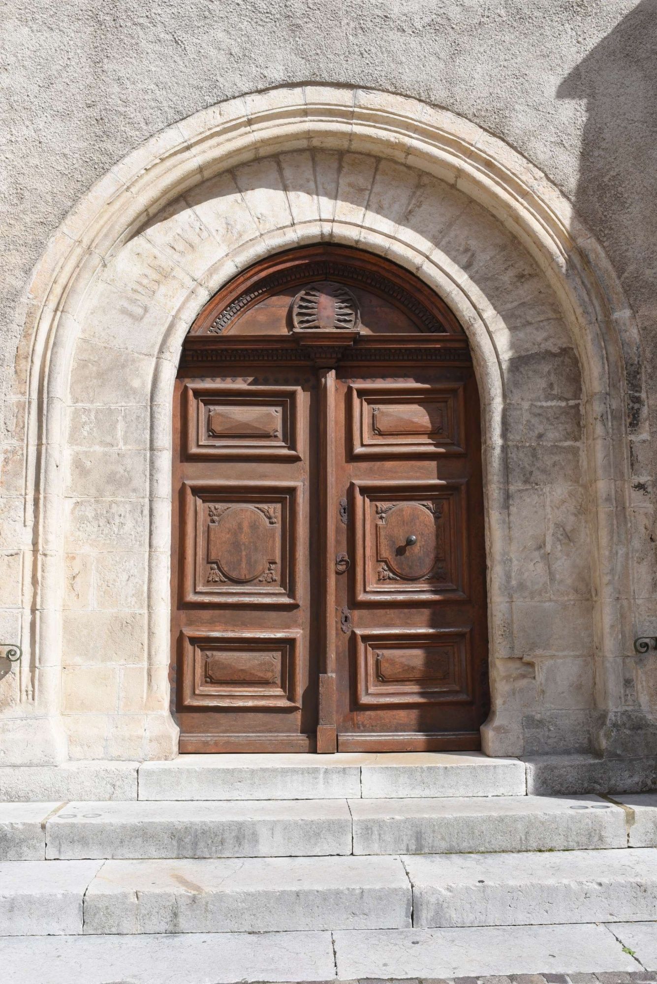 Photographie du fronton de l'église de La Roquebrussanne