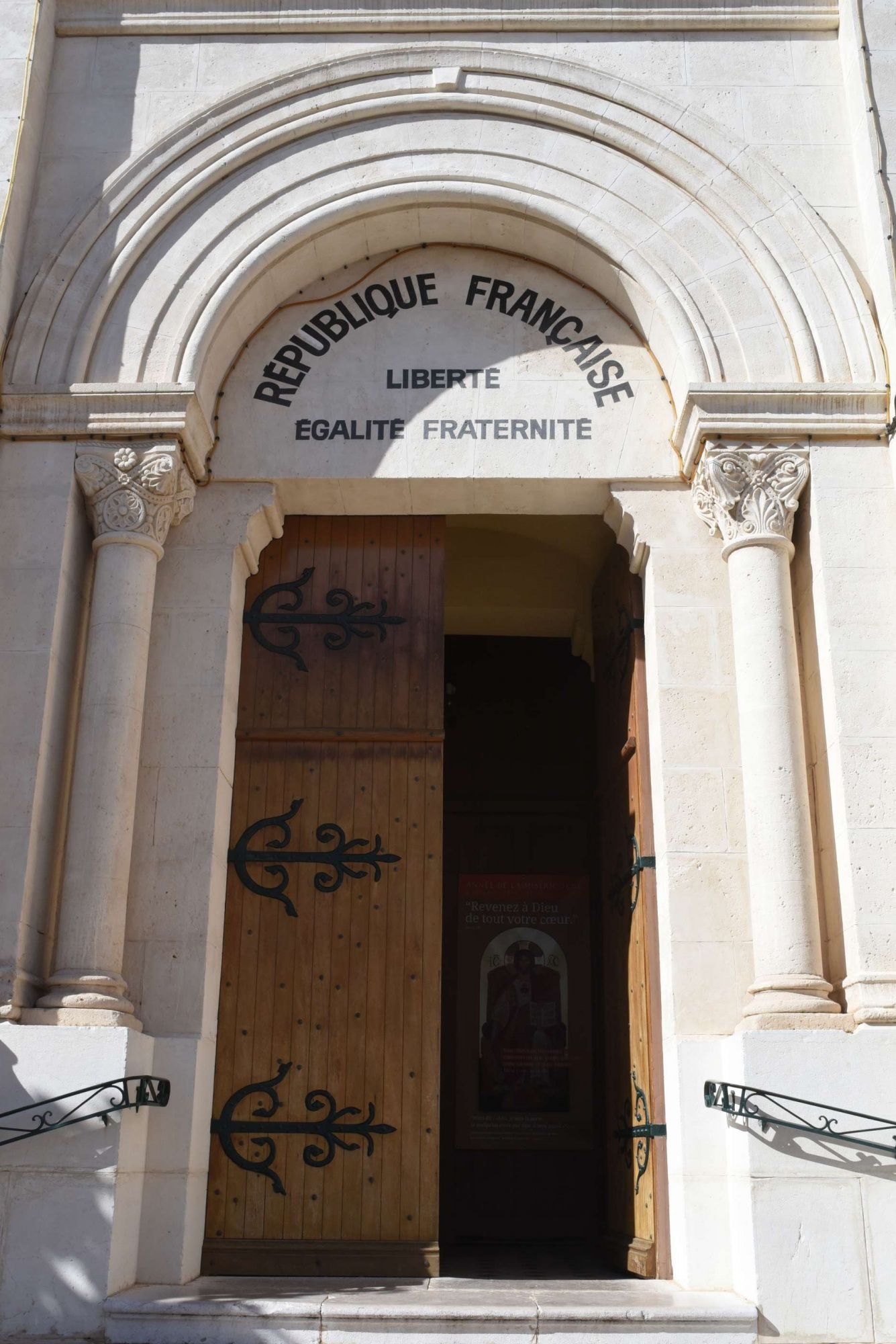 Photographie du fronton de l'église de Puget-Ville
