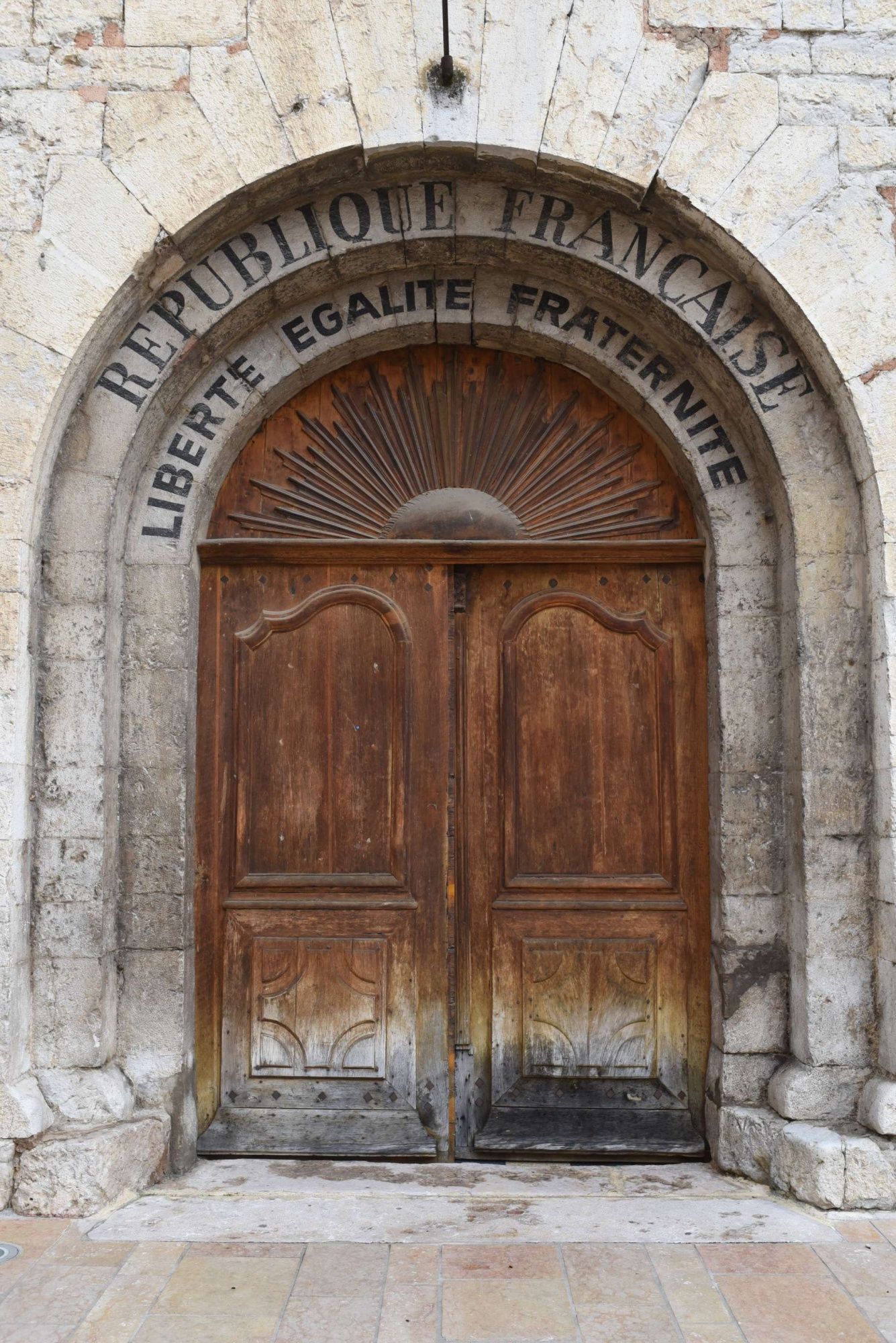 Photographie du fronton de l'église de Salernes