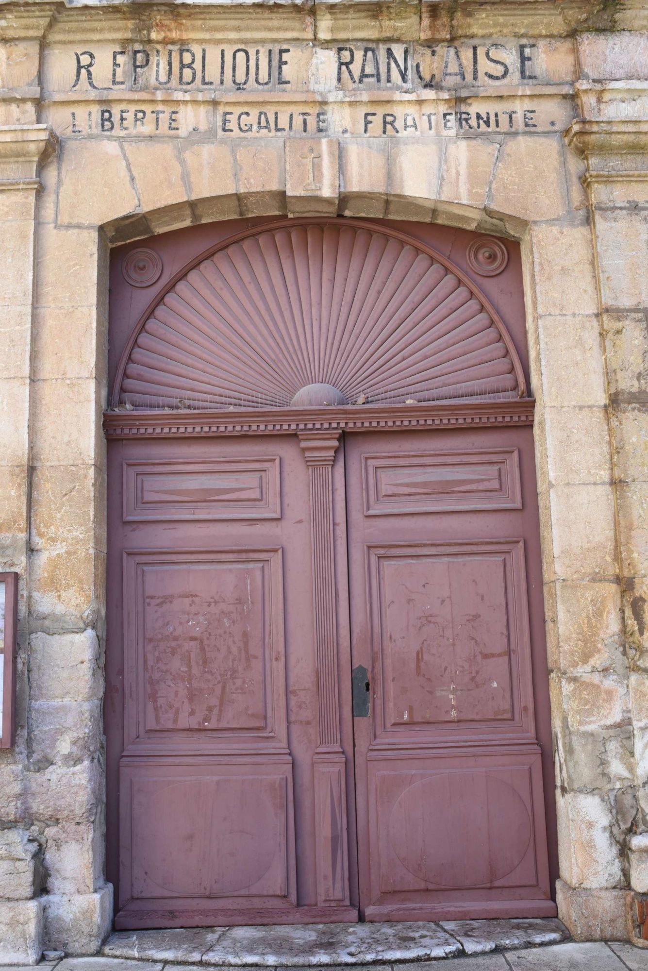 Photographie du fronton de l'église de Villecroze